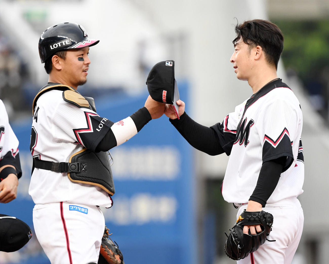ロッテ対西武　完投勝利を果たしタッチを交わすロッテ美馬（右）と田村（撮影・横山健太）
