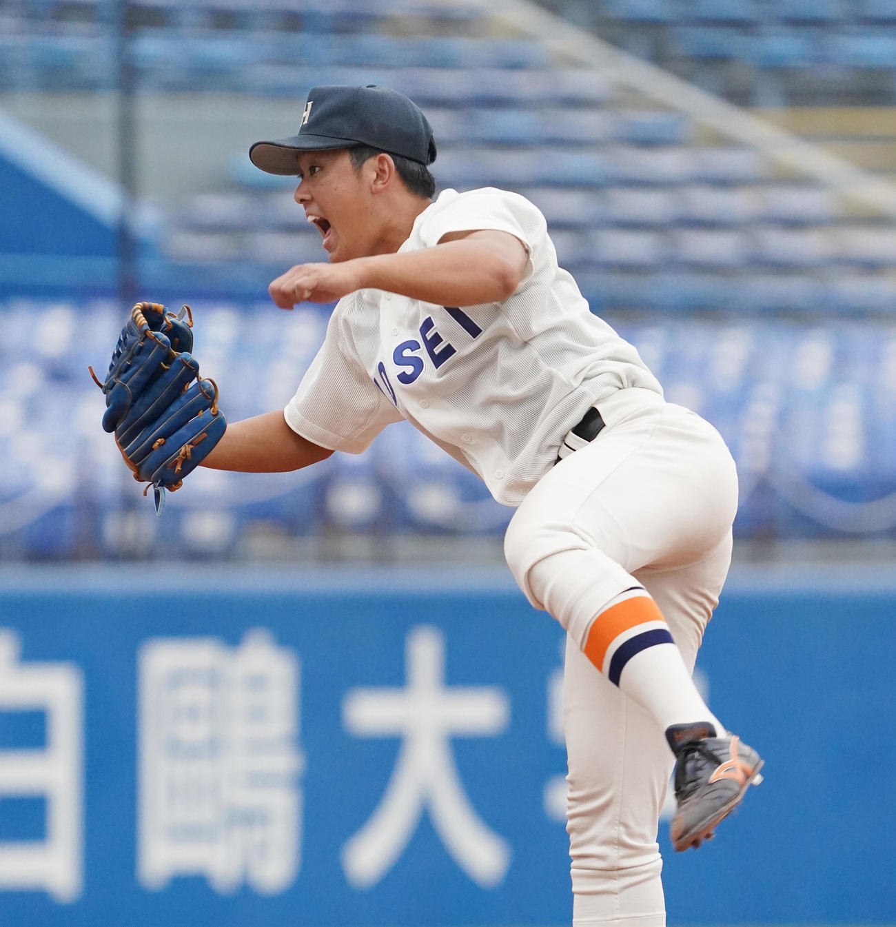 法大対早大　8回途中から登板した法大・鈴木（撮影・菅敏）