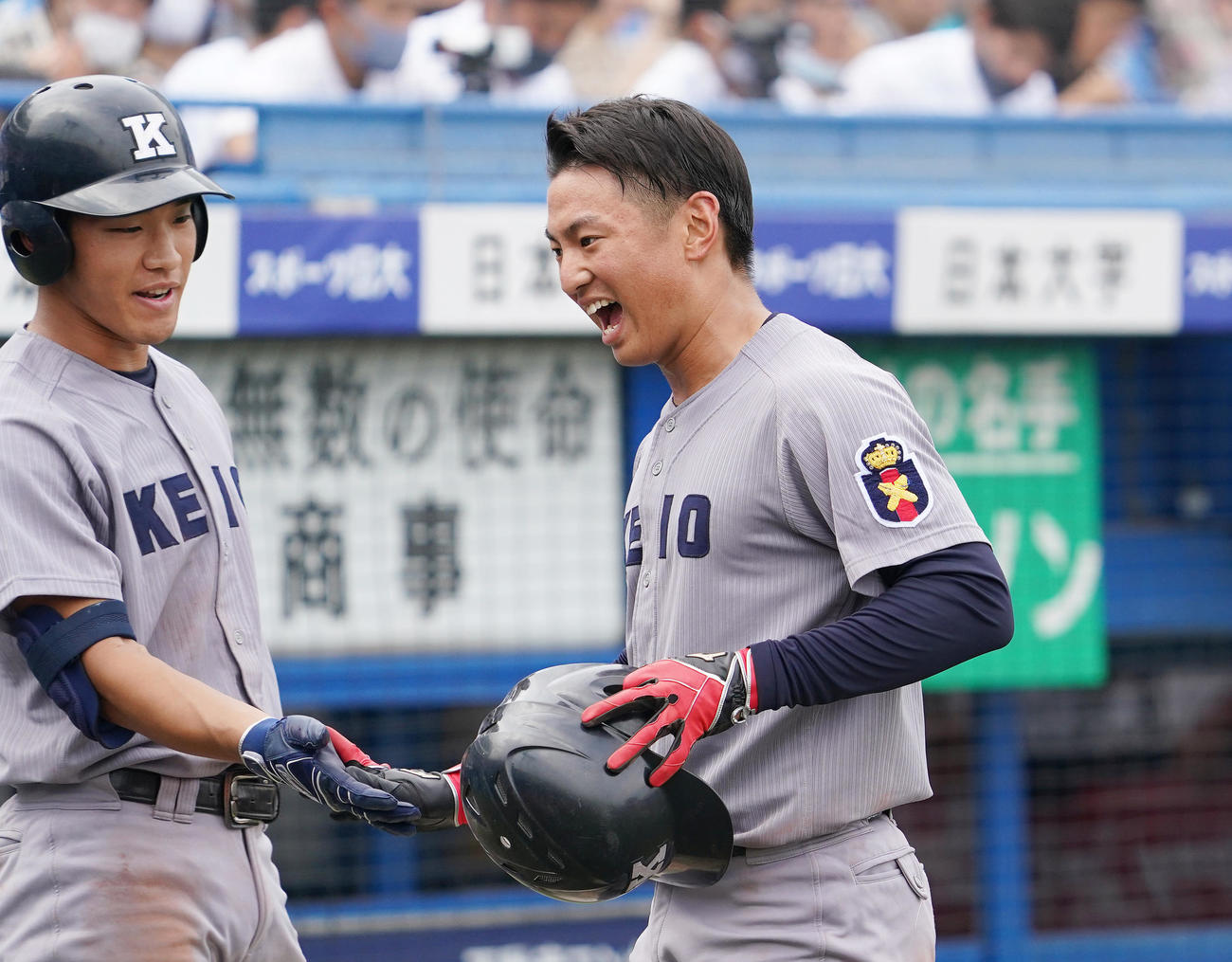 慶大対立大　3回裏慶大2死三塁、打者・廣瀬の三塁内野適時打で三塁から生還し、ナインにタッチで迎えられる慶大・森田（右）（撮影・菅敏）