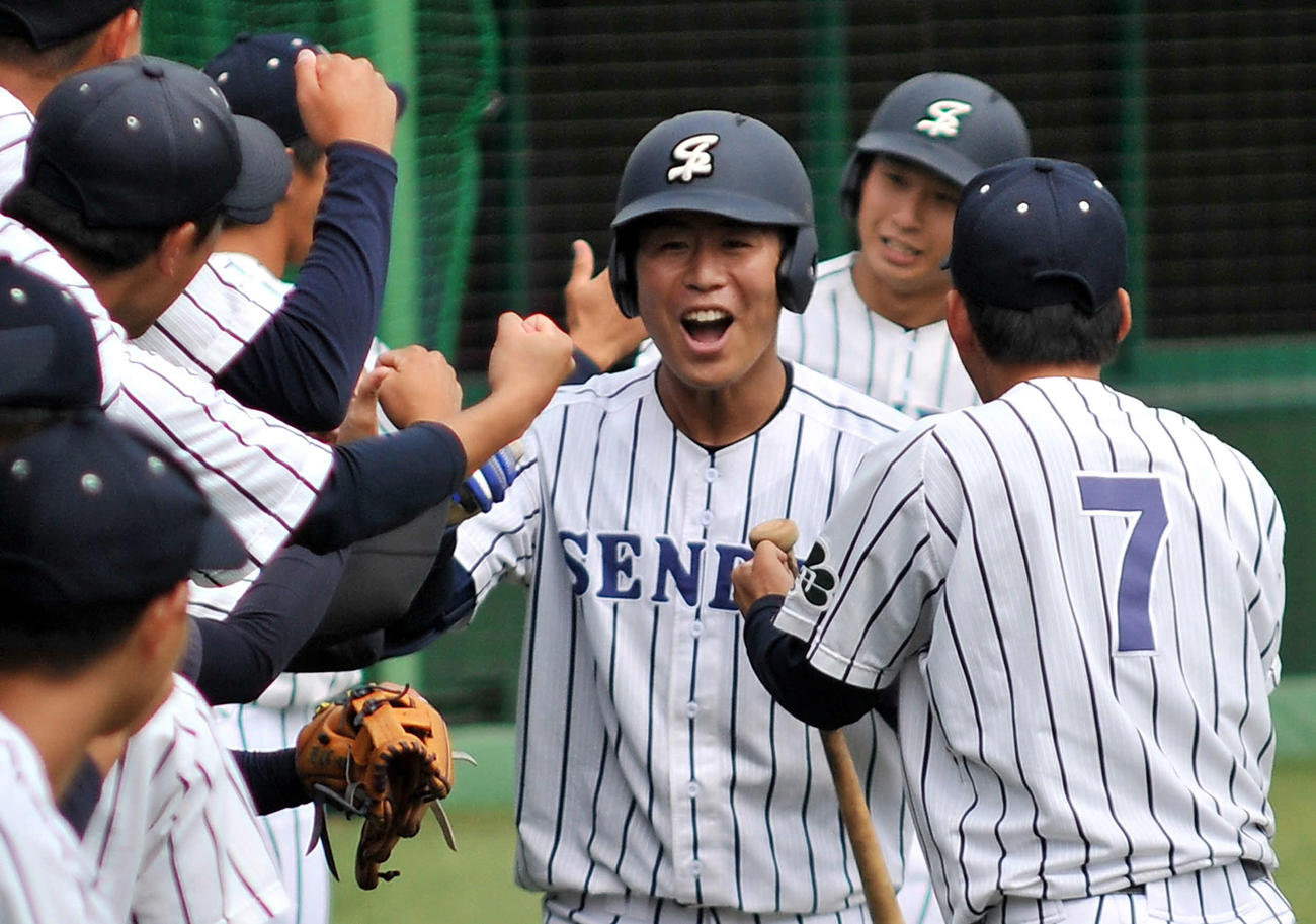 3回、逆転3ランを放ち祝福される仙台大・川村