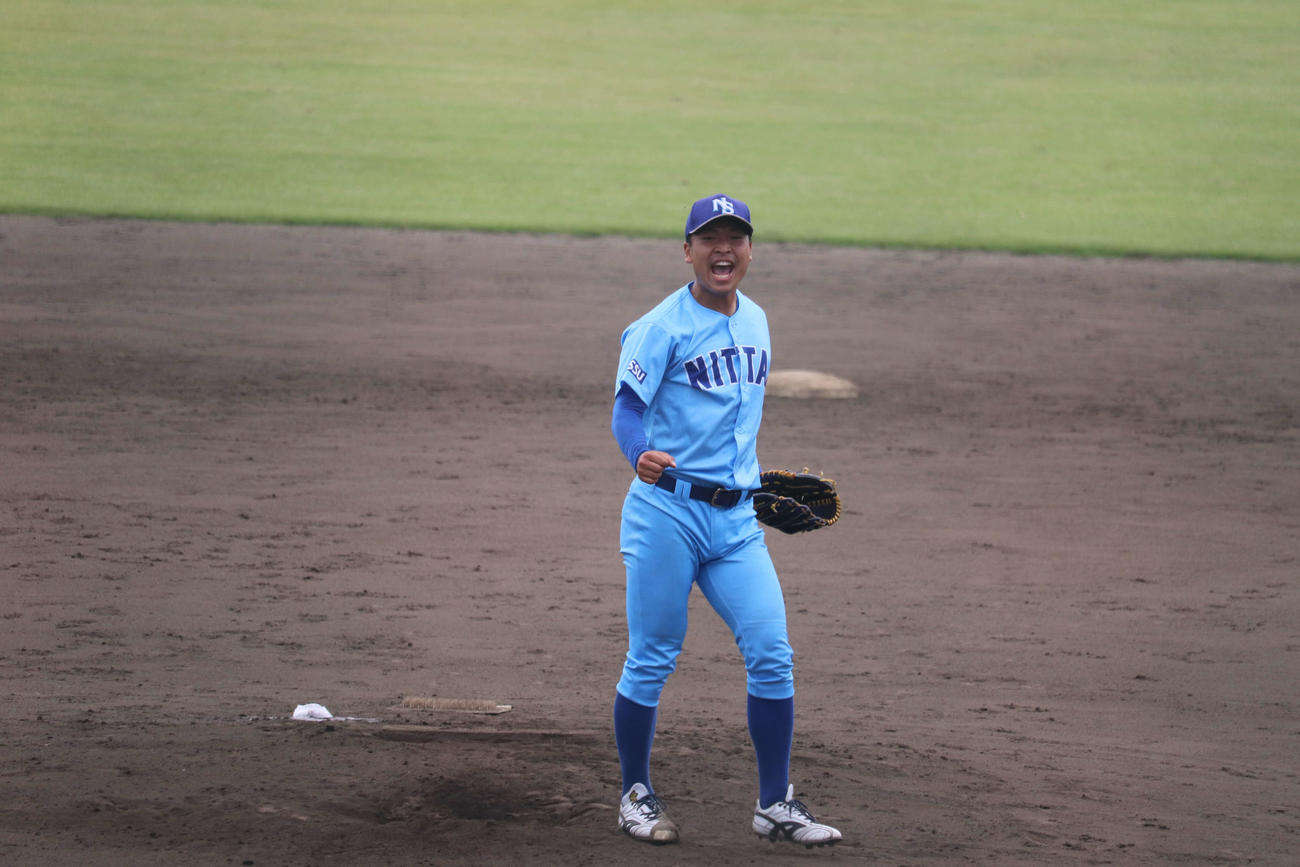 桜美林対日体大　日体大　9回、リリーフでマウンドに上がり、優勝を決めガッツポーズを見せる上羽（撮影・保坂淑子）