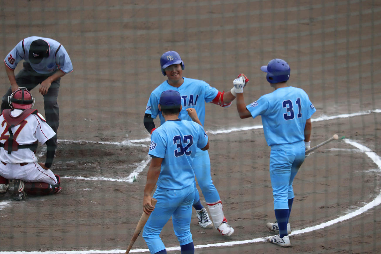 桜美林対日体大　日体大　6回裏、1死一塁から左越え2点本塁打を放ち、笑顔でホームインした■（■は高の上の口の縦棒を上下に延ばす）垣（撮影・保坂淑子）