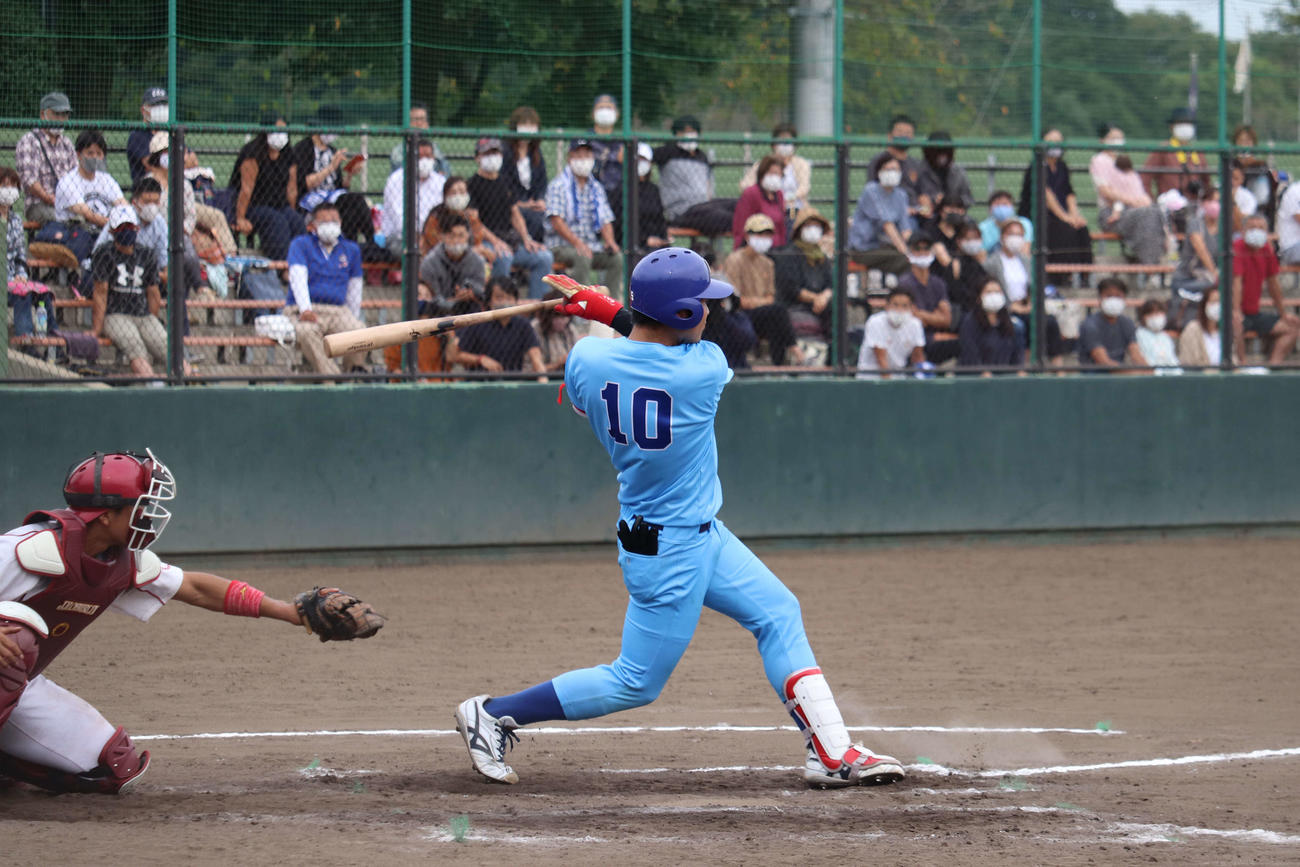 桜美林対日体大　日体大　6回裏、1死一塁から左越え2点本塁打を放った■（■は高の上の口の縦棒を上下に延ばす）垣のバッティング（撮影・保坂淑子）