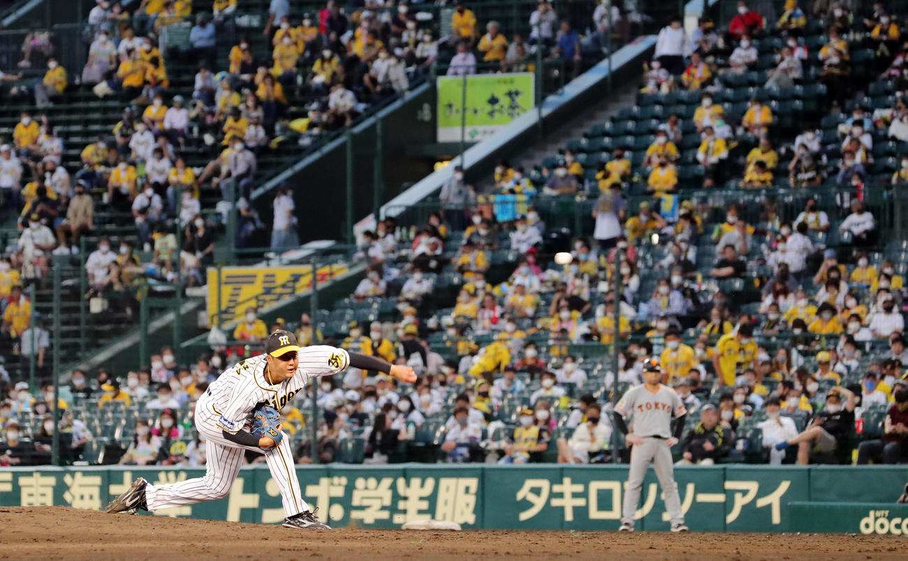 阪神対巨人　9回表、阪神5番手で登板しファンの前で力投する横山（撮影・垰建太）
