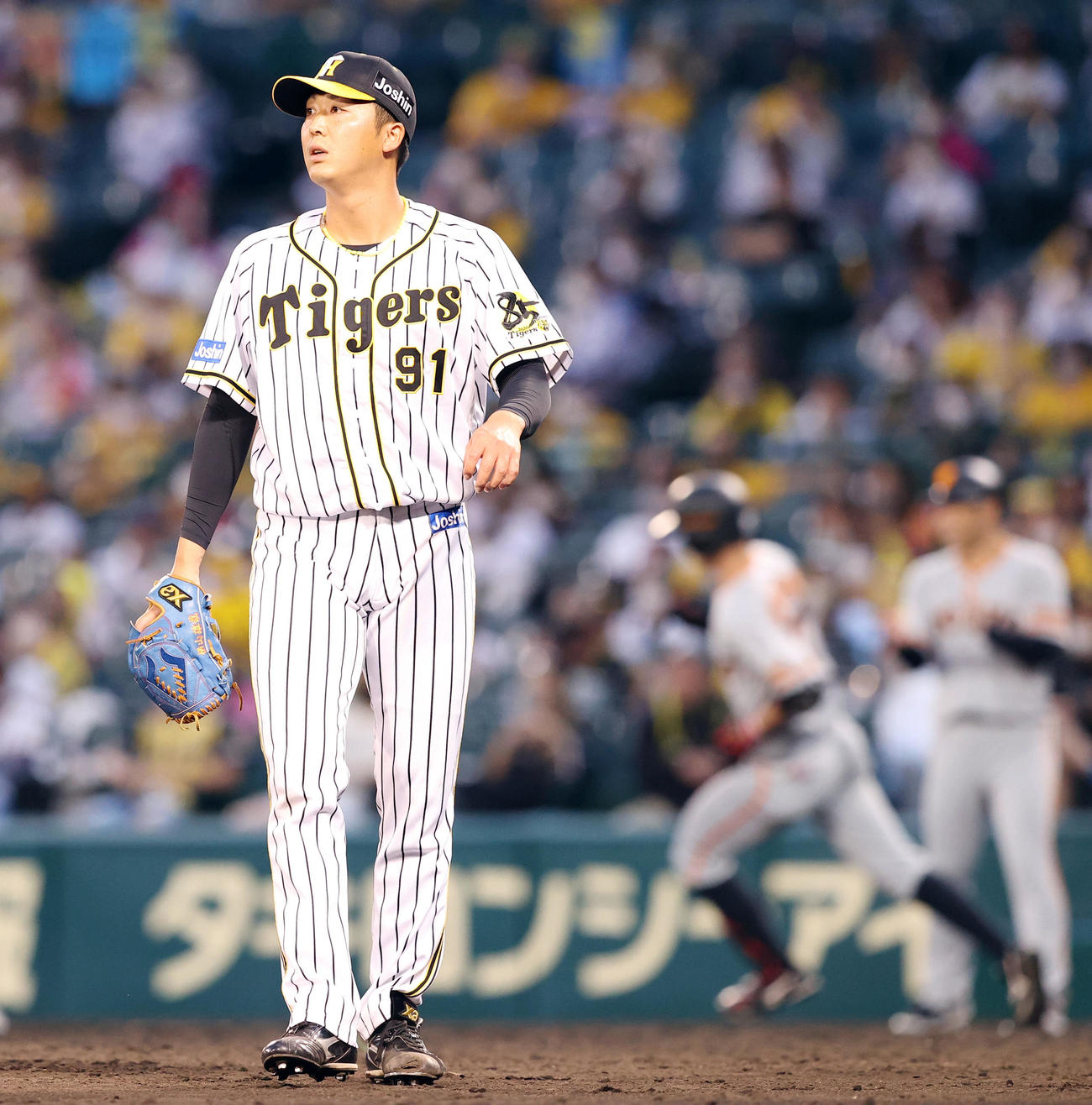 阪神対巨人　9回表巨人無死一塁、若林晃弘（右）に2点本塁打を浴びる横山（撮影・垰建太）