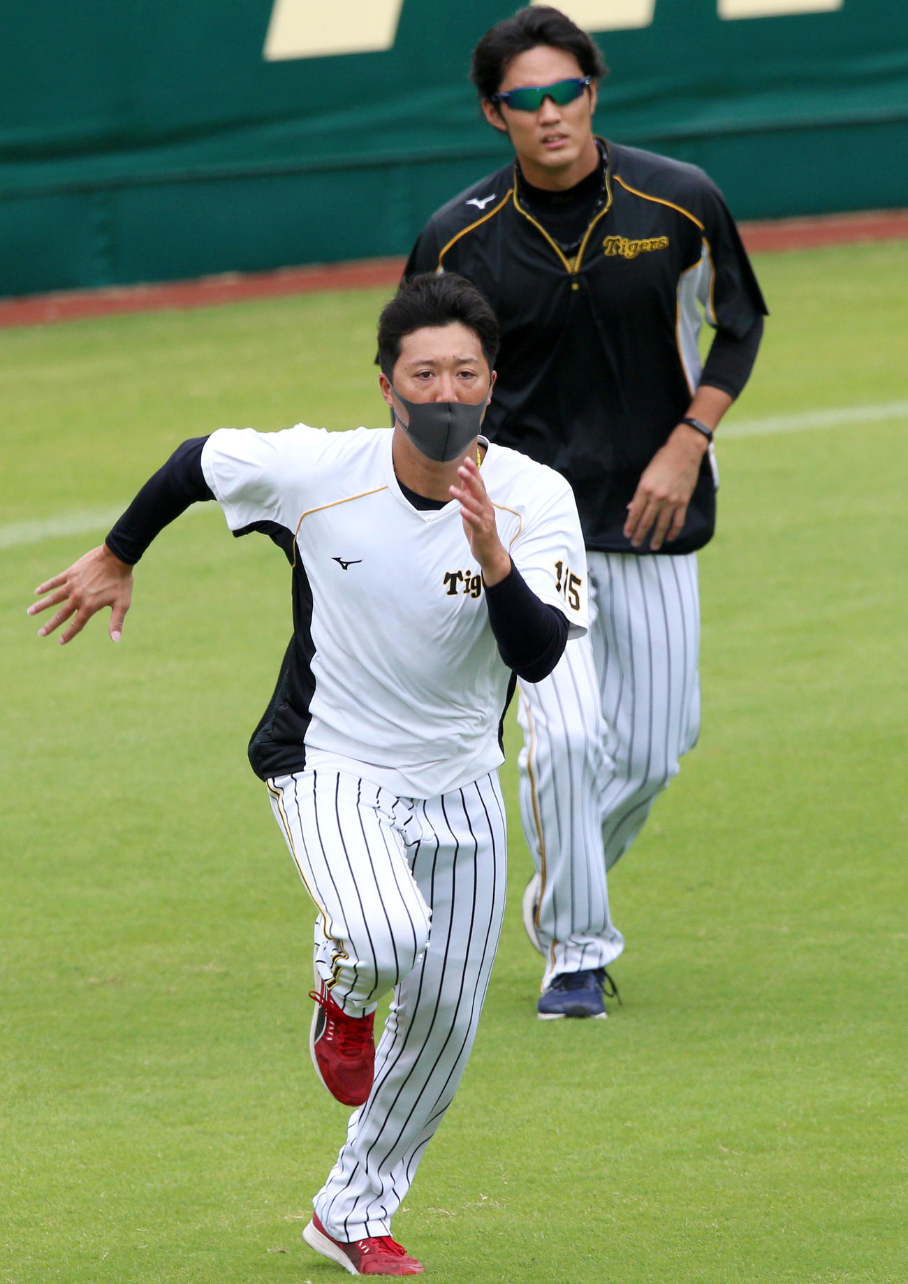 阪神対巨人　横山は1軍に合流しダッシュで汗を流す、右は藤浪（撮影・上山淳一）