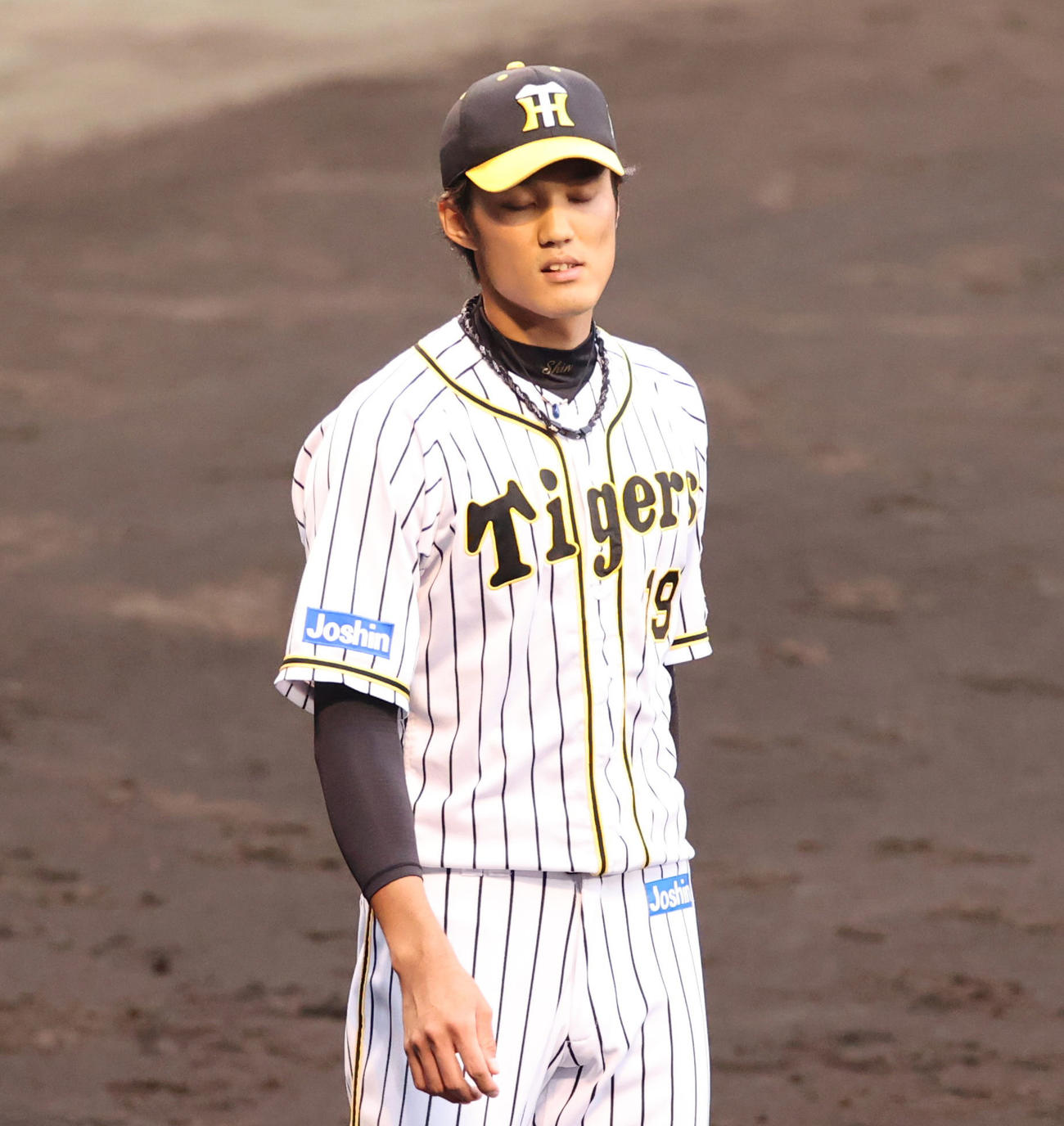 阪神対巨人　7回表巨人1死一、三塁、吉川尚輝に適時二塁打を打たれる藤浪晋太郎（撮影・清水貴仁）