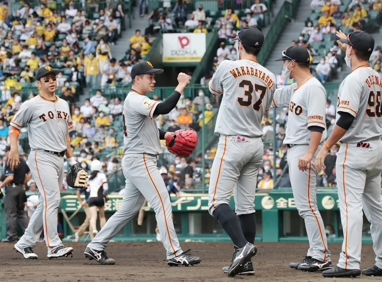阪神対巨人　3回裏阪神2死満塁、小幡を三振に仕留めた大江（左から2人目）はナインの出迎えを受ける（撮影・垰建太）