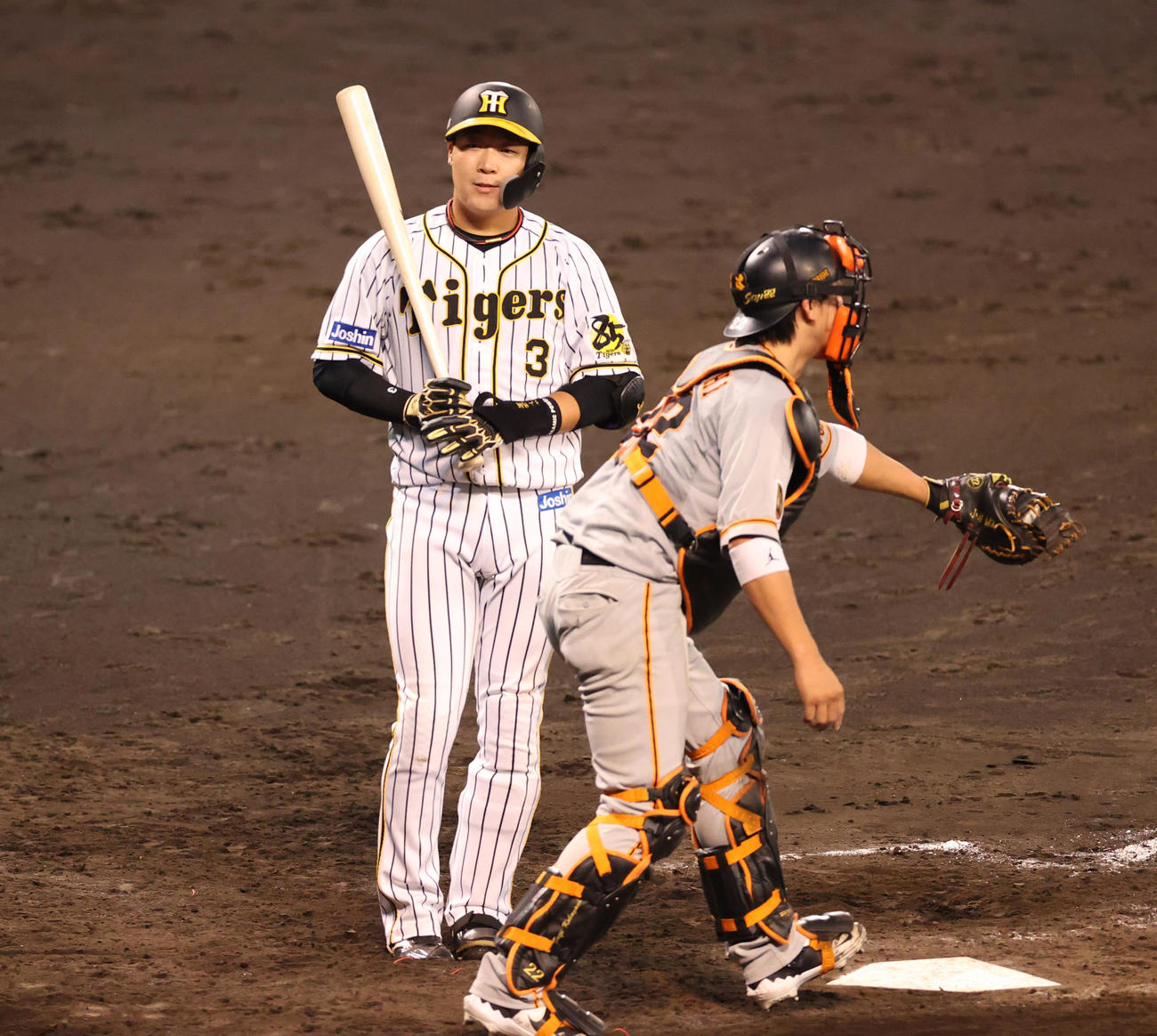 阪神対巨人　9回裏阪神2死一、二塁、大山が見逃し三振で試合終了となる（撮影・清水貴仁）