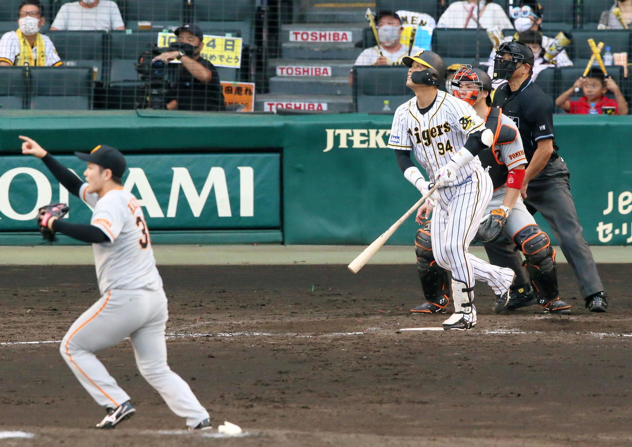 阪神対巨人　5回裏阪神1死満塁、原口は一邪飛に倒れる（撮影・上山淳一）