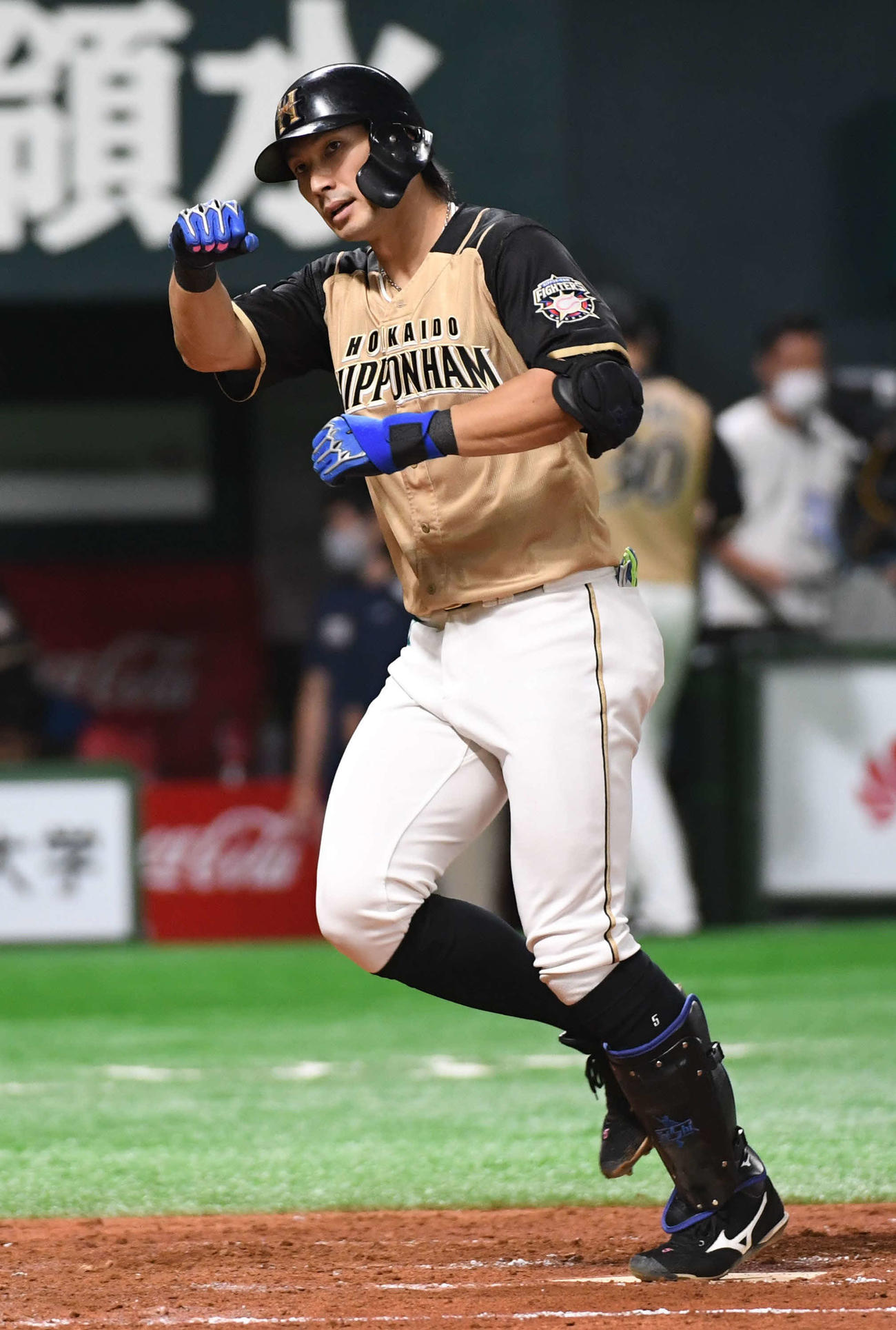 ソフトバンク対日本ハム　2回表日本ハム2死、大田は左越えにソロ本塁打を放ち生還する（撮影・今浪浩三）