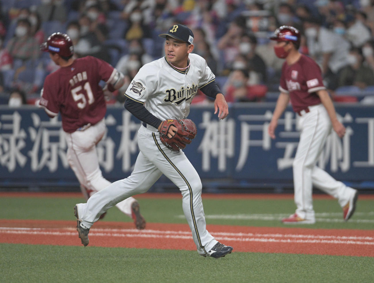 オリックス対楽天　4回表楽天2死二塁、小郷（左）の投内野安打で勝ち越し許した宮城（撮影・渦原淳）