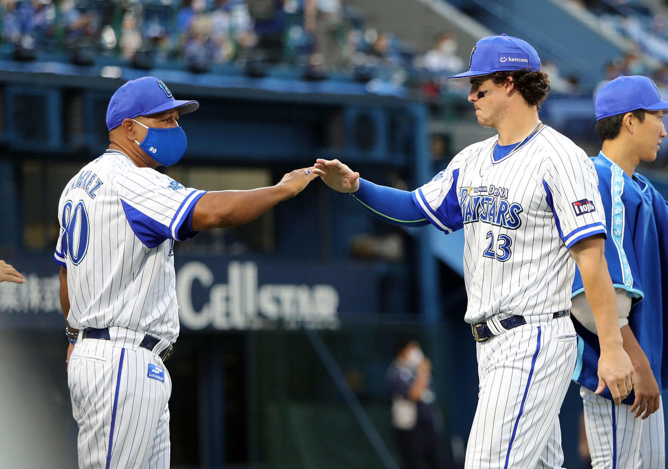 DeNA対中日　勝利しタッチするDeNAラミレス監督（左）とオースティン（撮影・鈴木正人）