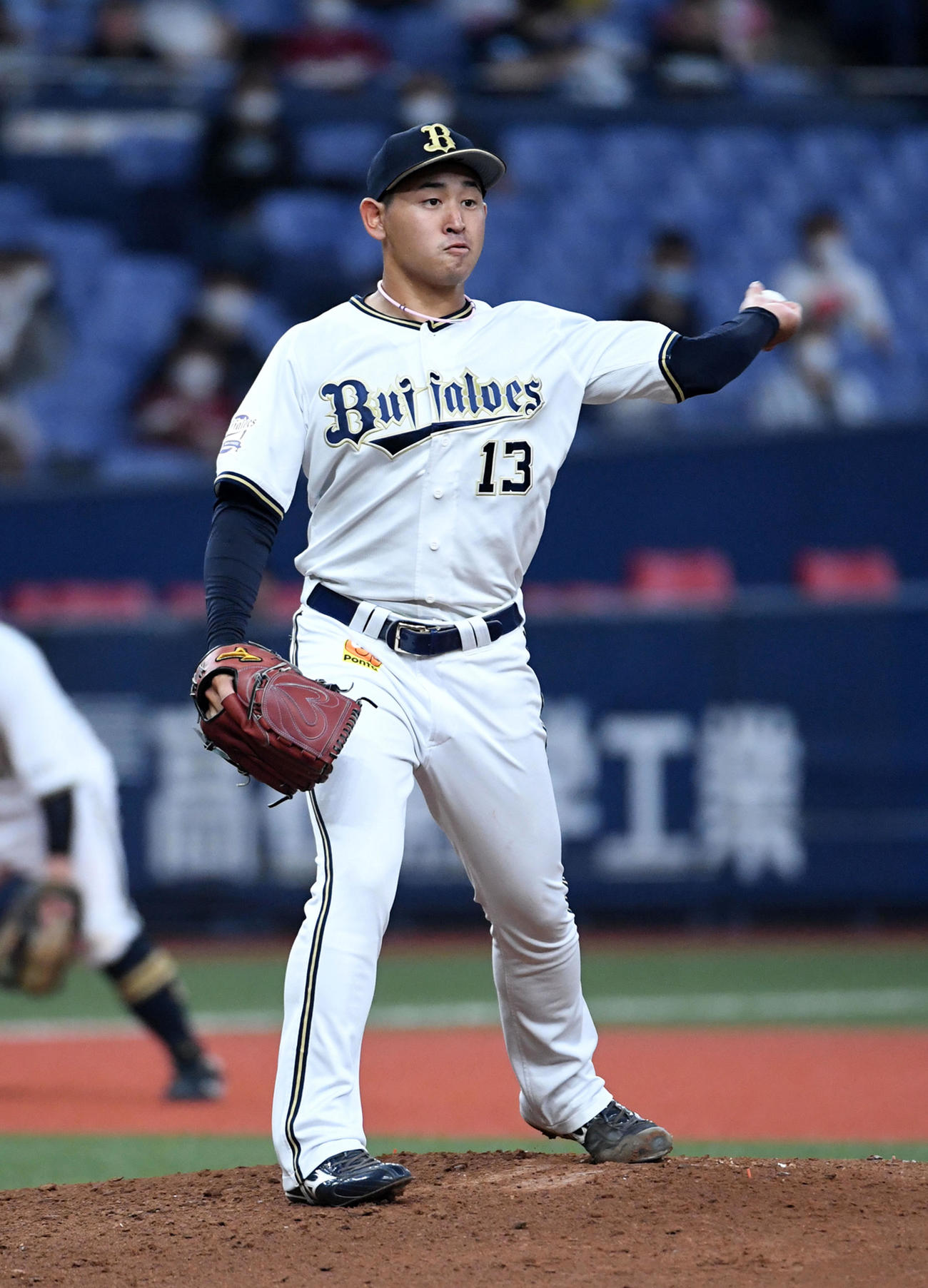 オリックス対楽天18回戦　4回表楽天無死、田中和基をけん制で誘い出しアウトにした宮城大弥（撮影・前岡正明）