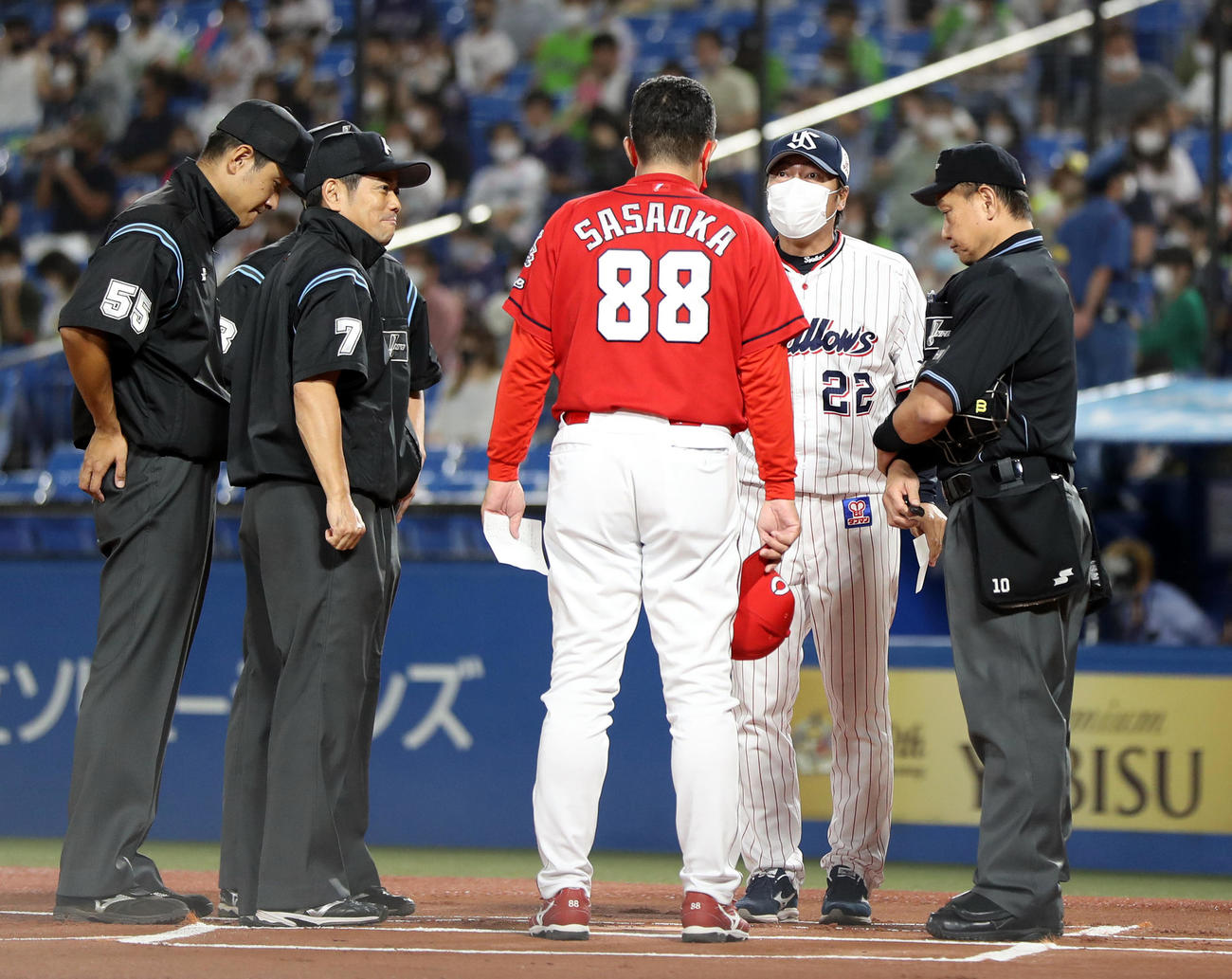 ヤクルト対広島　メンバー表確認で佐々岡監督（手前）と話をする高津監督（撮影・狩俣裕三）