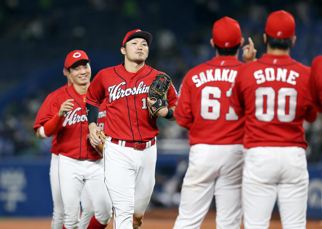 ヤクルト対広島　試合後、チームメートと喜びを分かち合う鈴木誠（中央）（撮影・狩俣裕三）