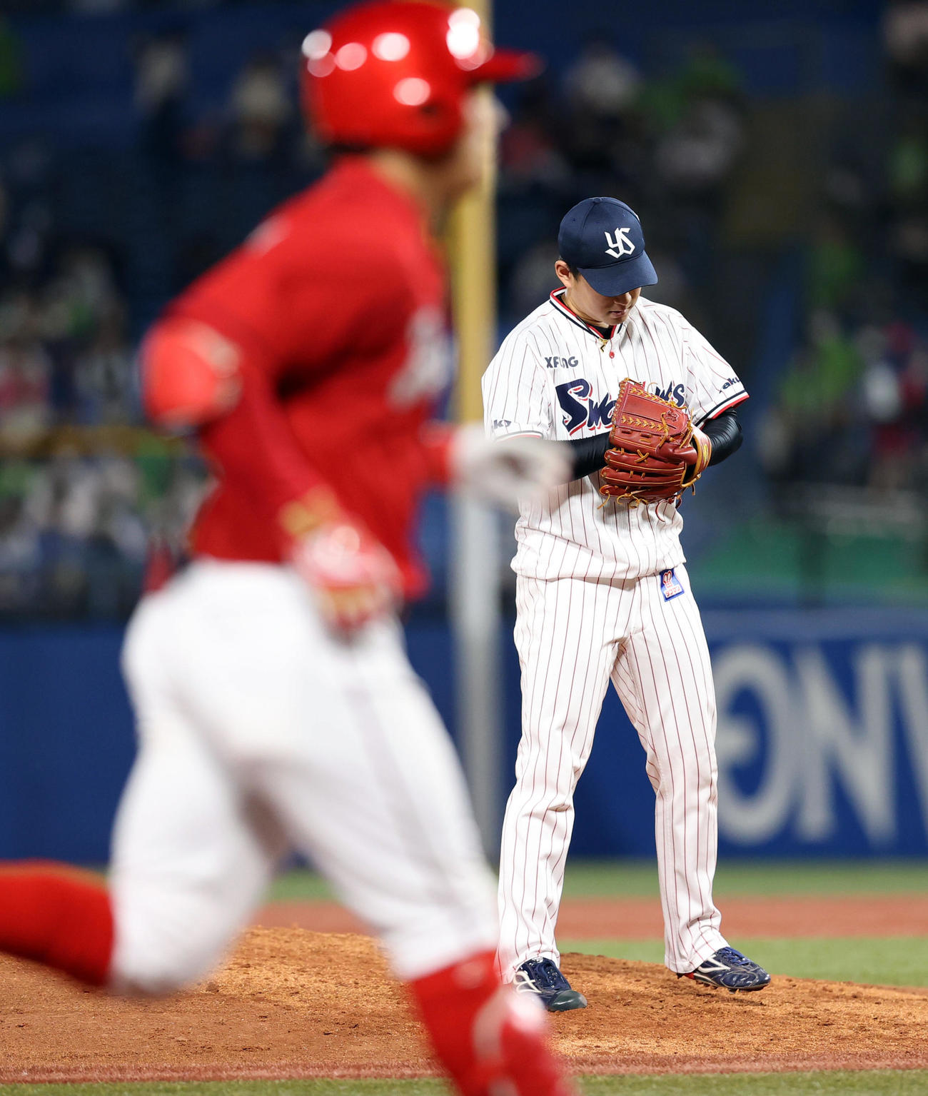ヤクルト対広島　3回表広島無死、田中広にソロ本塁打を打たれる吉田大喜（撮影・狩俣裕三）