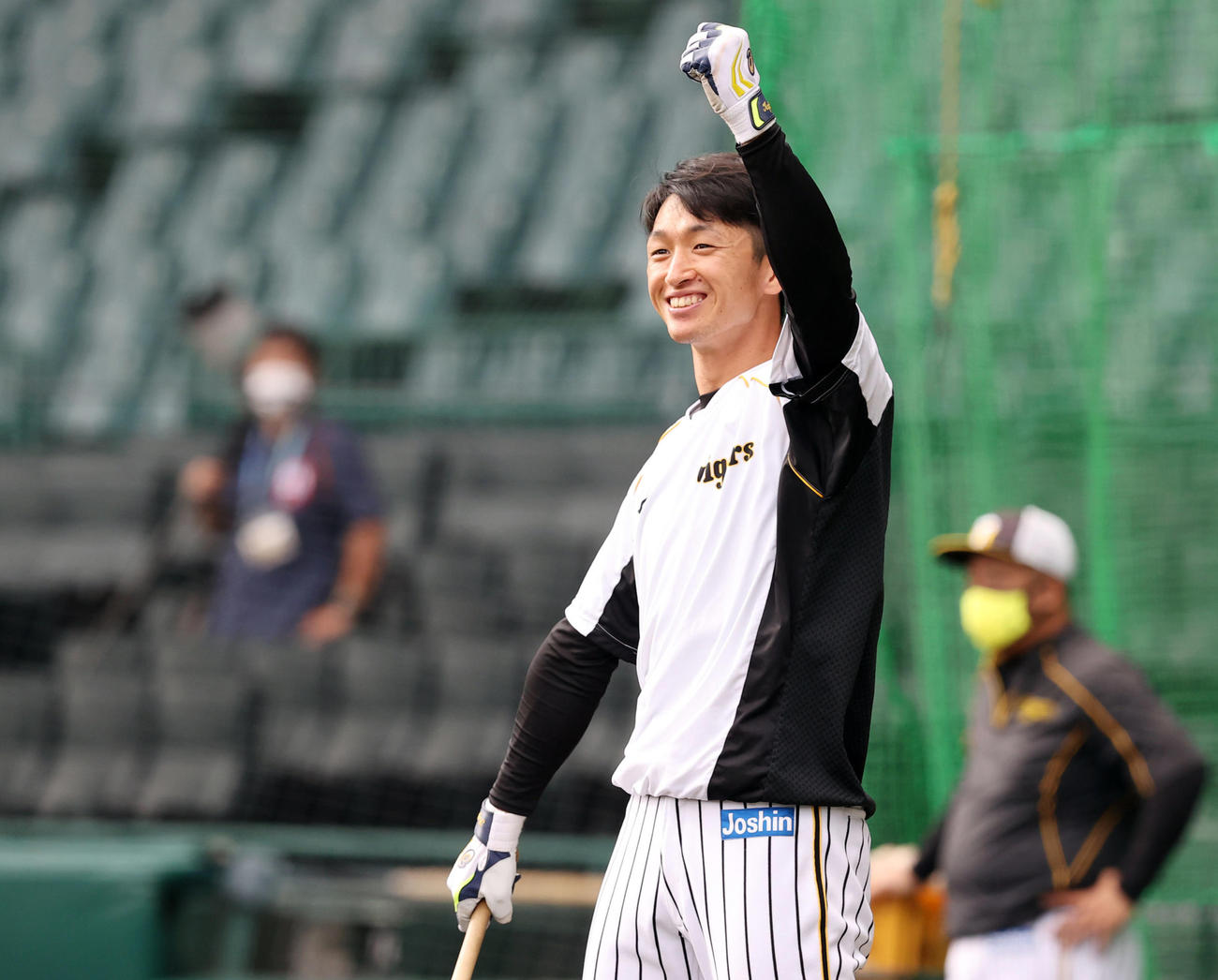 阪神対巨人　試合前、阪神近本はロングティーを行い笑顔でガッツポーズ（撮影・垰建太）