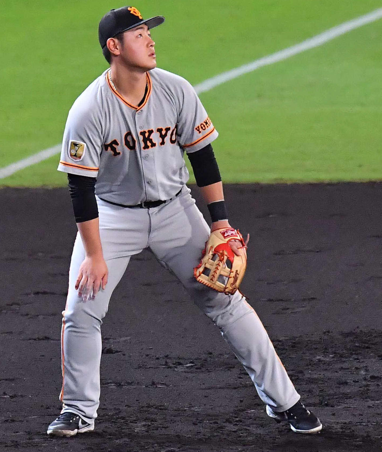 阪神対巨人　5回裏阪神2死一塁、大山悠輔の24号本塁打の打球を見上げる岡本和真（撮影・上田博志）