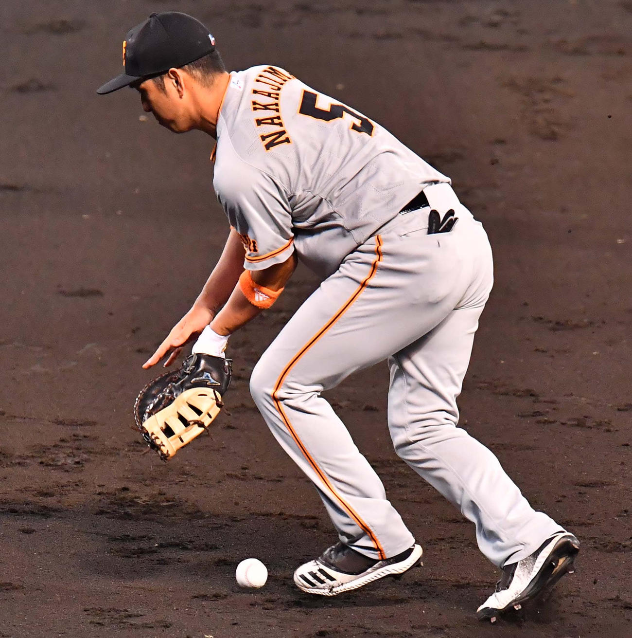 阪神対巨人　4回裏阪神2死一、三塁、中島宏之は高橋遥人の打球を落とすも一塁を踏んでアウトにする（撮影・上田博志）