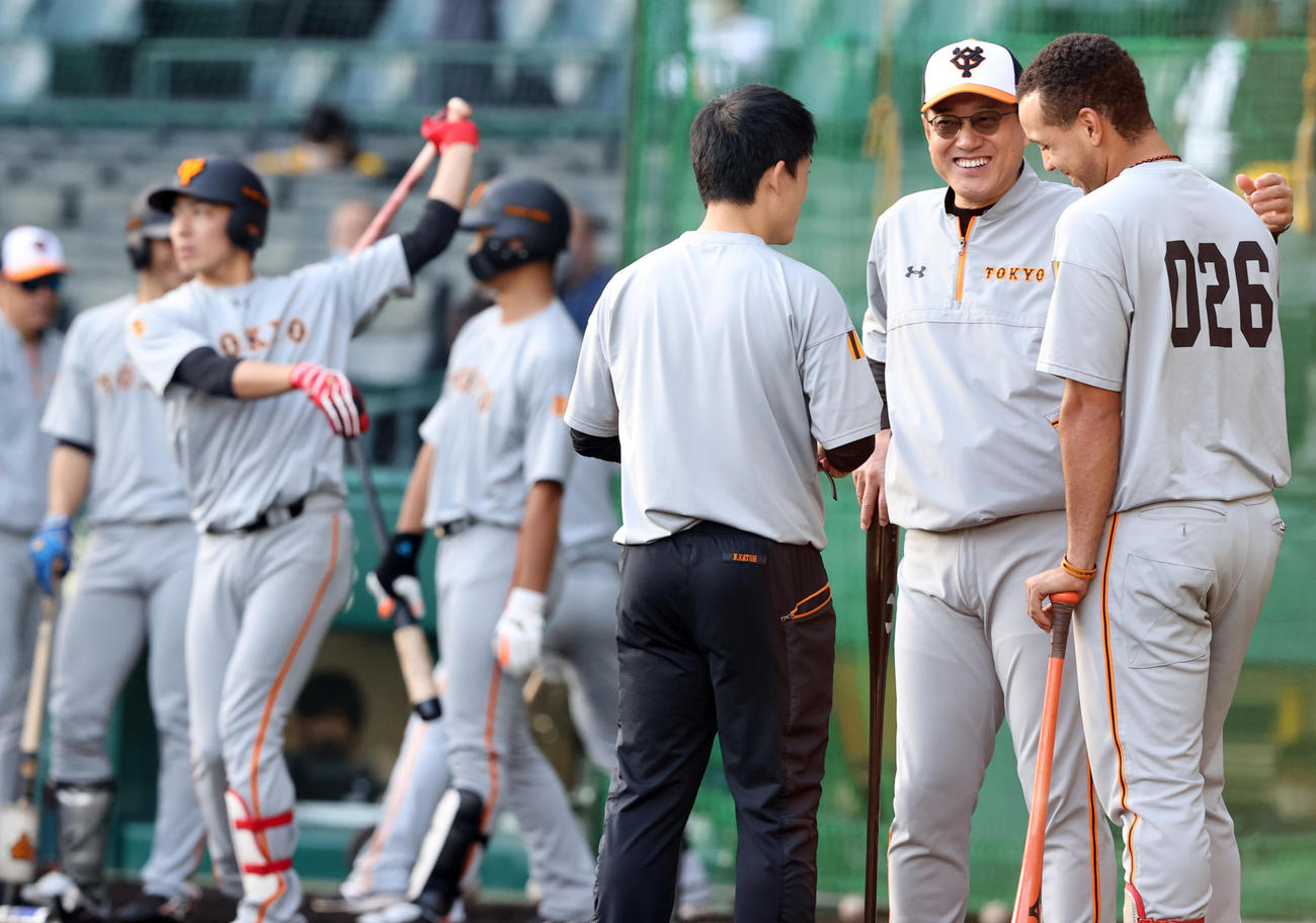 阪神対巨人　試合前、巨人ウレーニャ（右）に笑顔で声をかける原監督（中央）（撮影・垰建太）