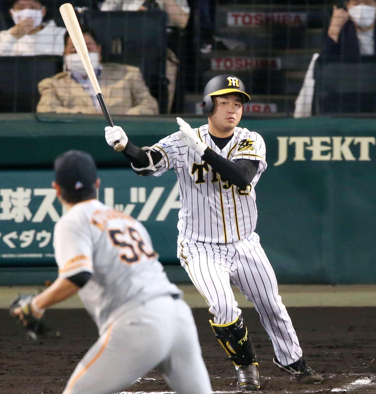 阪神対巨人　6回裏阪神2死二塁、高橋は中前適時打を放つ（撮影・上山淳一）