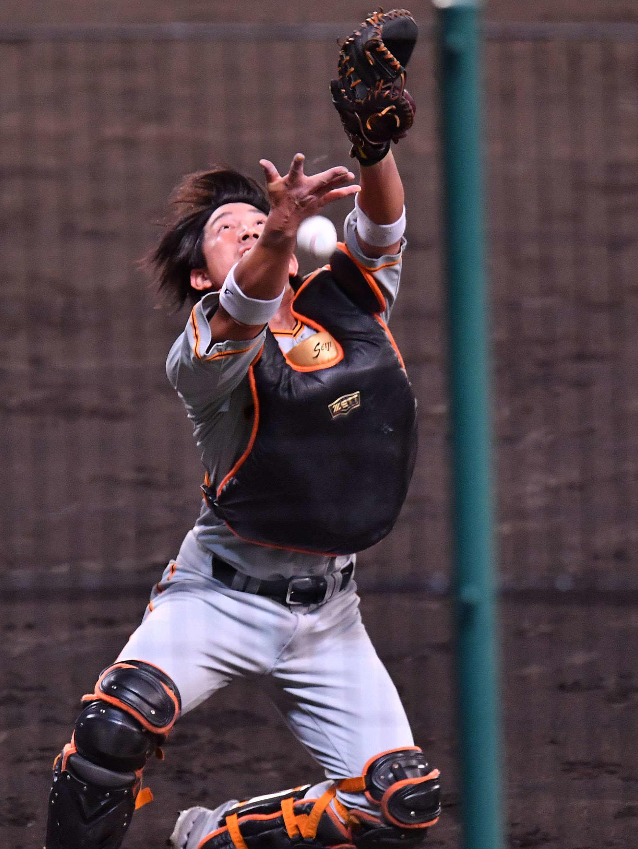 阪神対巨人　8回裏阪神2死一、三塁、大山悠輔のファウルを落とす小林誠司（撮影・上田博志）