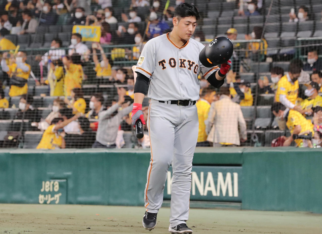 阪神対巨人　9回表巨人2死、坂本が三振に倒れ打席が回ってこなかった岡本はヘルメットをとりさえない表情で引き揚げる（撮影・垰建太）