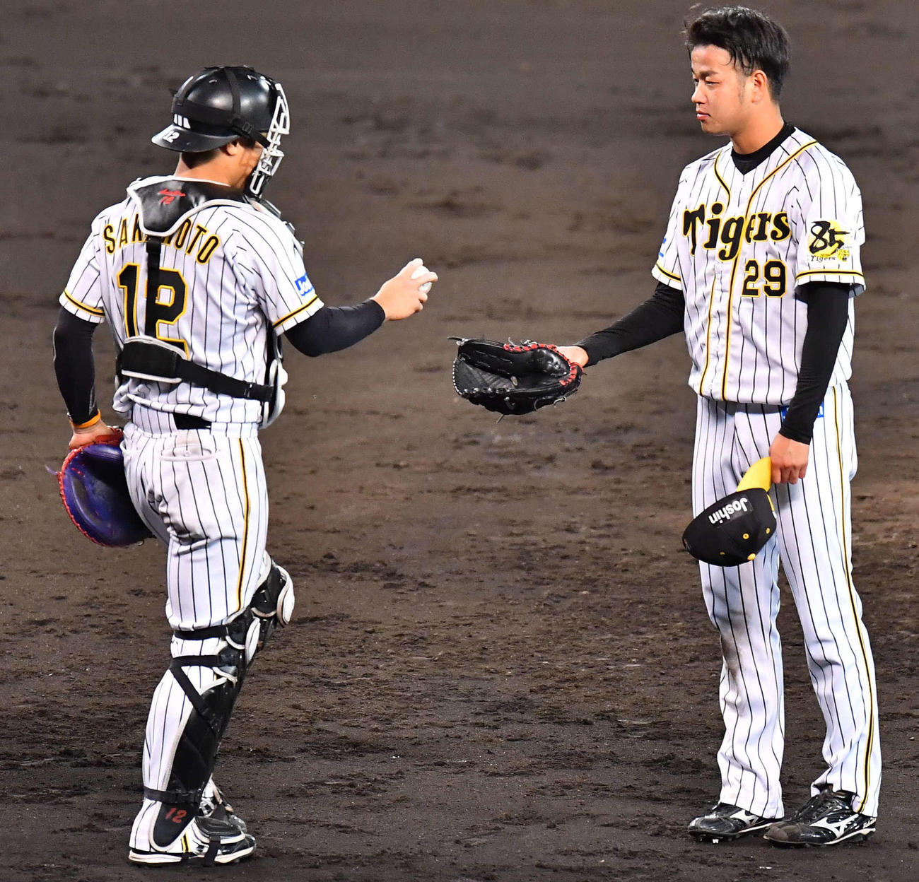 阪神対巨人　プロ初完投勝利した高橋遥人（右）は坂本誠志郎から勝利球をもらう（撮影・上田博志）