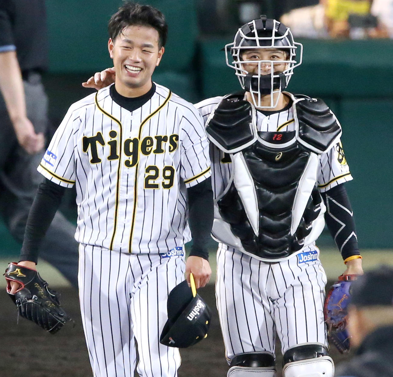 阪神対巨人　高橋は巨人打線を相手に5安打14奪三振1失点で完投勝利し笑顔を見せる。右は坂本（撮影・上山淳一）
