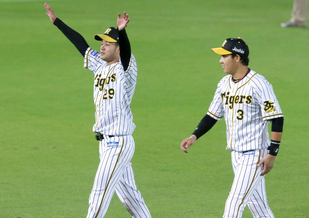 阪神対巨人　声援に応えるヒーローの高橋（左）と大山（撮影・上山淳一）