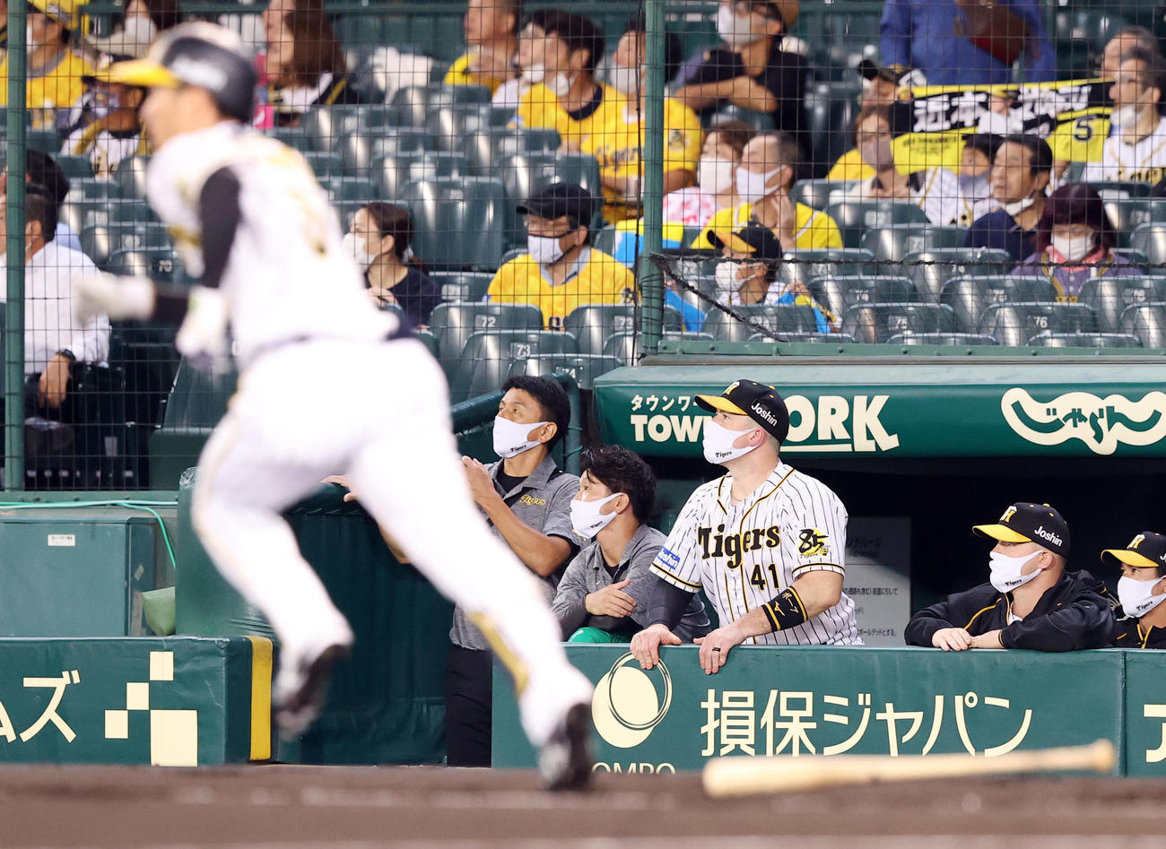 阪神対巨人　1回裏阪神無死、ベンチスタートのサンズ（右から2人目）とボーア（同3人目）は近本（手前）の二塁打の打球を見つめる（撮影・垰建太）