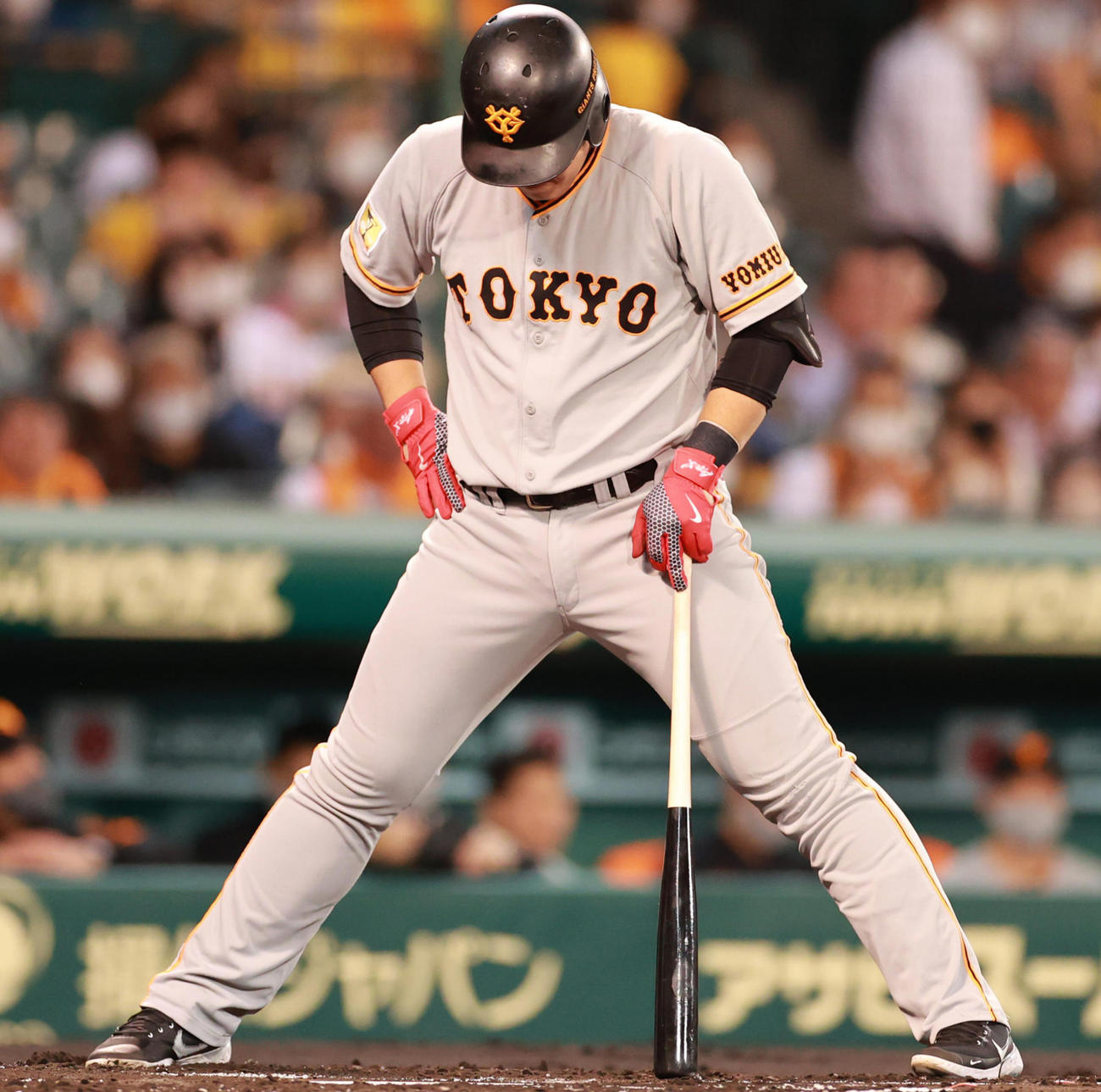 阪神対巨人　2回表巨人無死、見逃し三振にがっくりする岡本和真（撮影・清水貴仁）