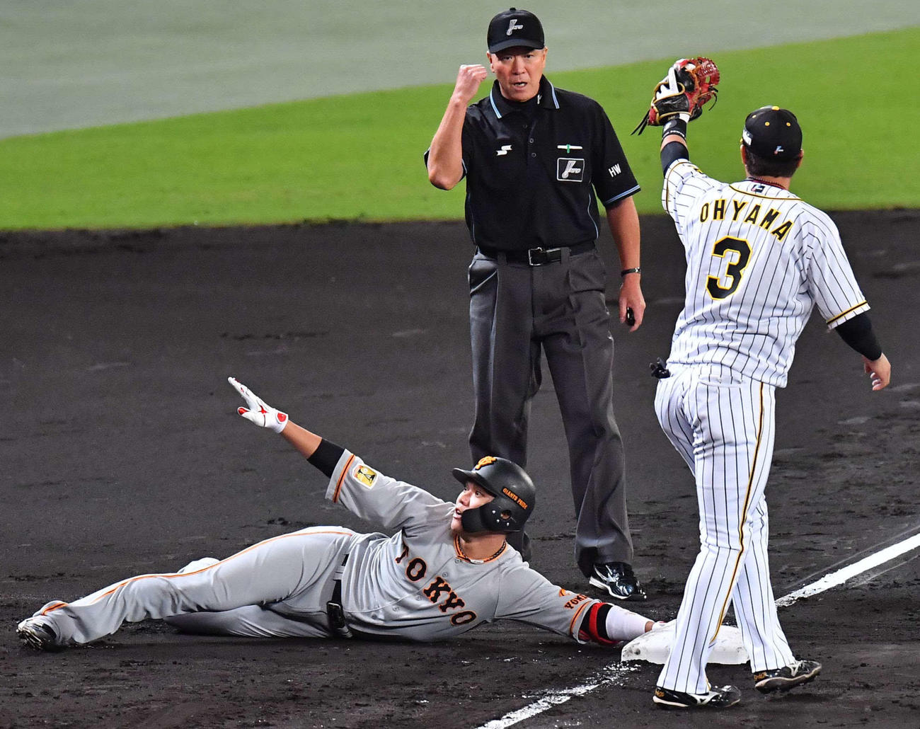 阪神対巨人　4回表巨人1死一塁、坂本勇人は本塁への送球間に三塁を狙うも憤死する。三塁手は大山悠輔（撮影・上田博志）
