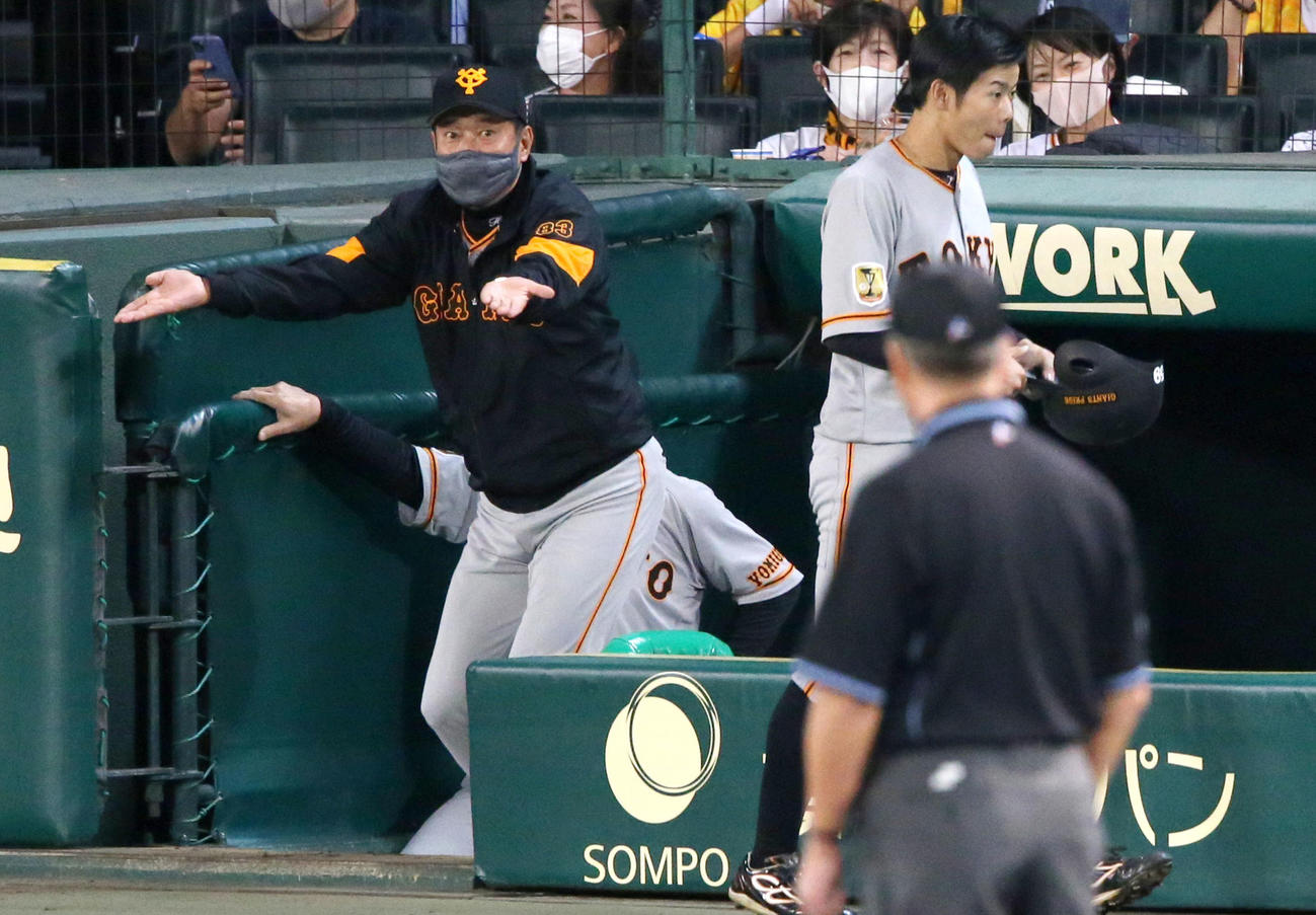 阪神対巨人　4回表巨人1死一塁、原監督は坂本勇人の三塁アウトの判定にリクエスト検証を要求する（撮影・上山淳一）
