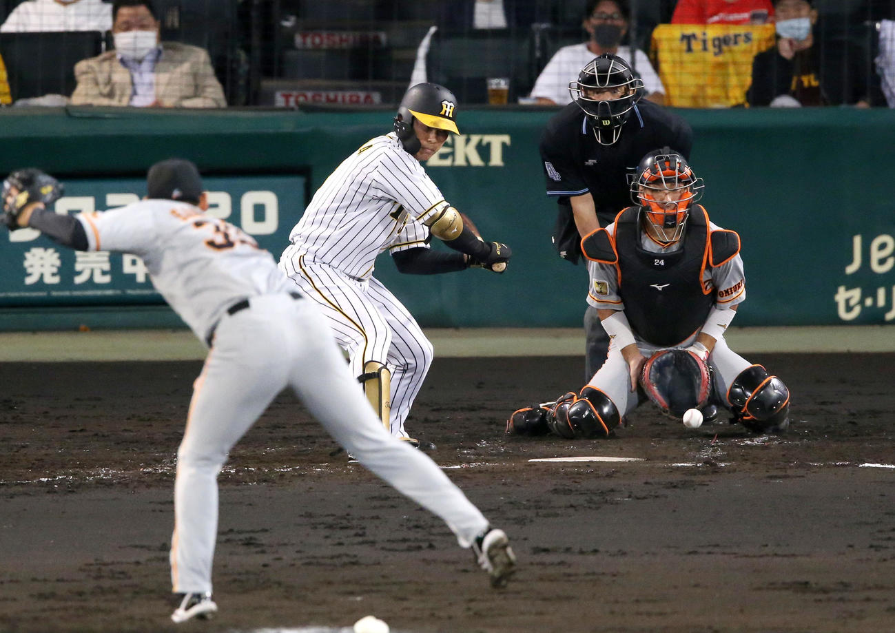 阪神対巨人　4回裏阪神無死二、三塁、打者高山の時、桜井はパスボールで失点する（撮影・上山淳一）