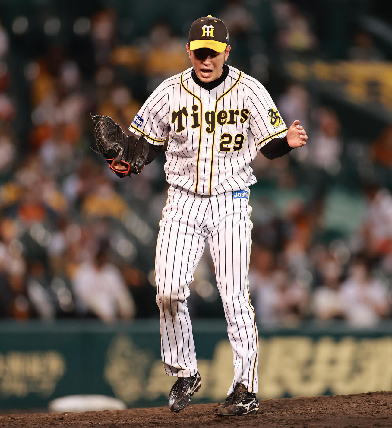 20年10月5日、阪神対巨人　9回表巨人2死、坂本を三振に切り完投勝利で雄叫びをあげる高橋（撮影・清水貴仁）