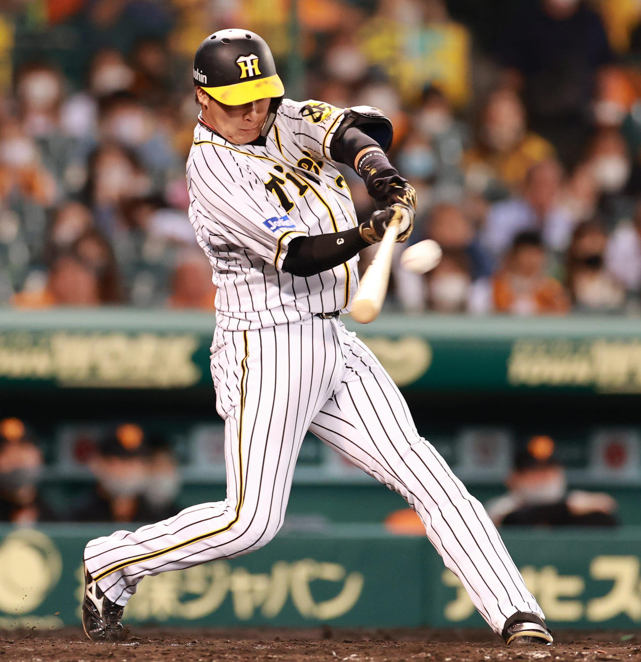 阪神対巨人　5回裏阪神2死一塁、中越えの24号2点本塁打を放つ大山（撮影・清水貴仁）
