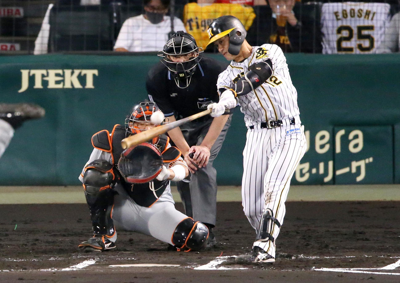 阪神対巨人　6回裏阪神1死、坂本は左に二塁打を放つ（撮影・上山淳一）