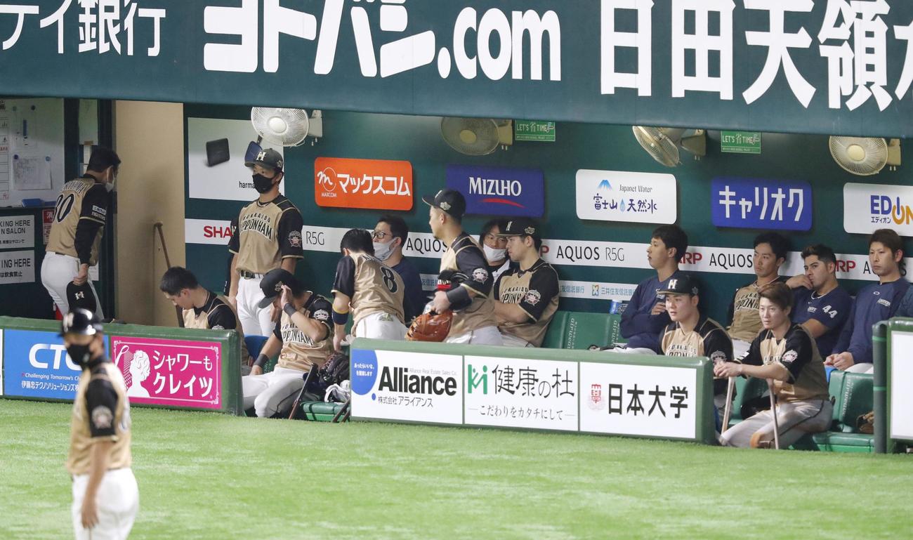 ソフトバンクに3連敗し、引き揚げる栗山監督（左端）ら日本ハムナイン（共同）
