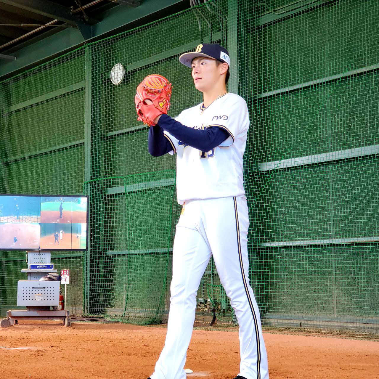 先発登板を翌日に控え、大阪・舞洲の球団施設で練習に励むオリックス山本由伸投手（球団提供）