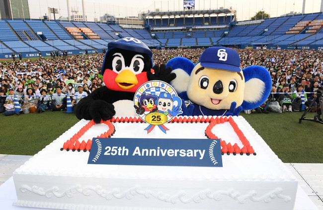 19年4月7日、つば九郎25周年＆ドアラ25周年“すぺしゃるいべんと”でファンと一緒に記念写真に納まるつば九郎（左）とドアラ