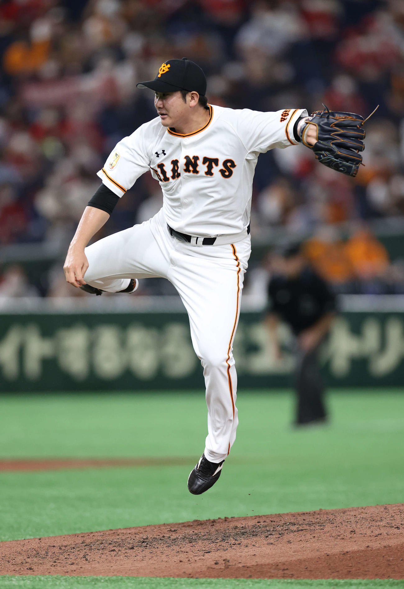 投球後に飛び上がる菅野智之（2020年9月22日撮影）