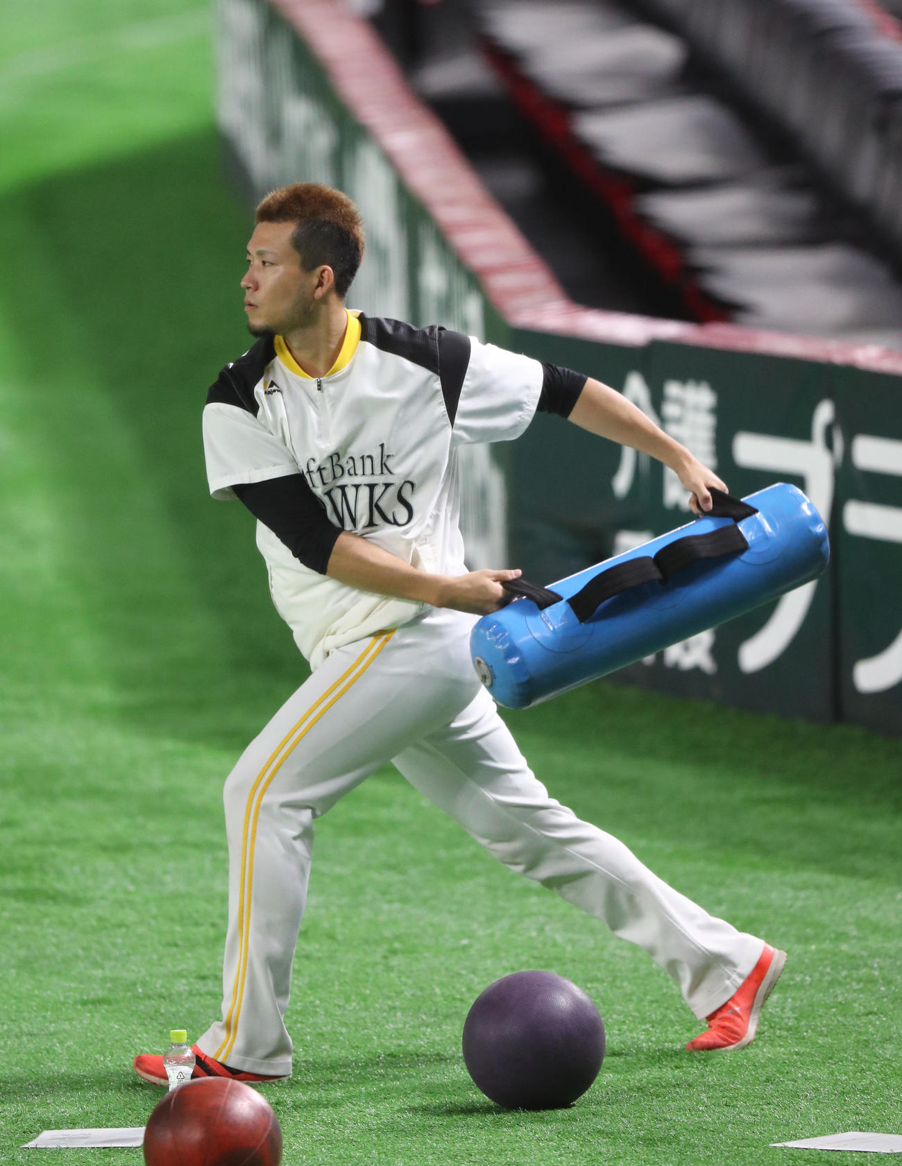 体幹トレーニングで調整する千賀滉大（撮影・梅根麻紀）