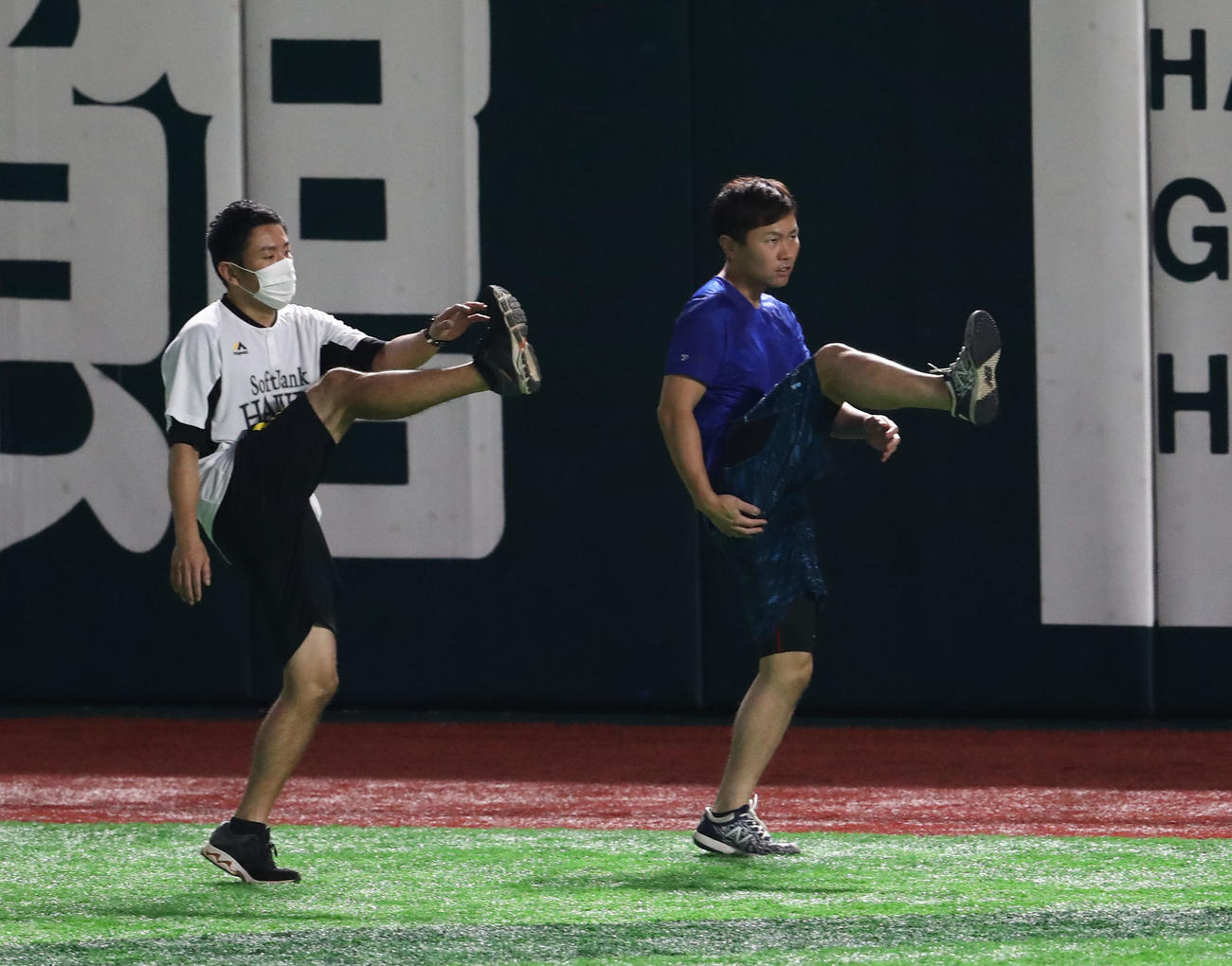 右脚痛の中村晃（右）は休日返上でトレーナーと体をほぐす（撮影・梅根麻紀）