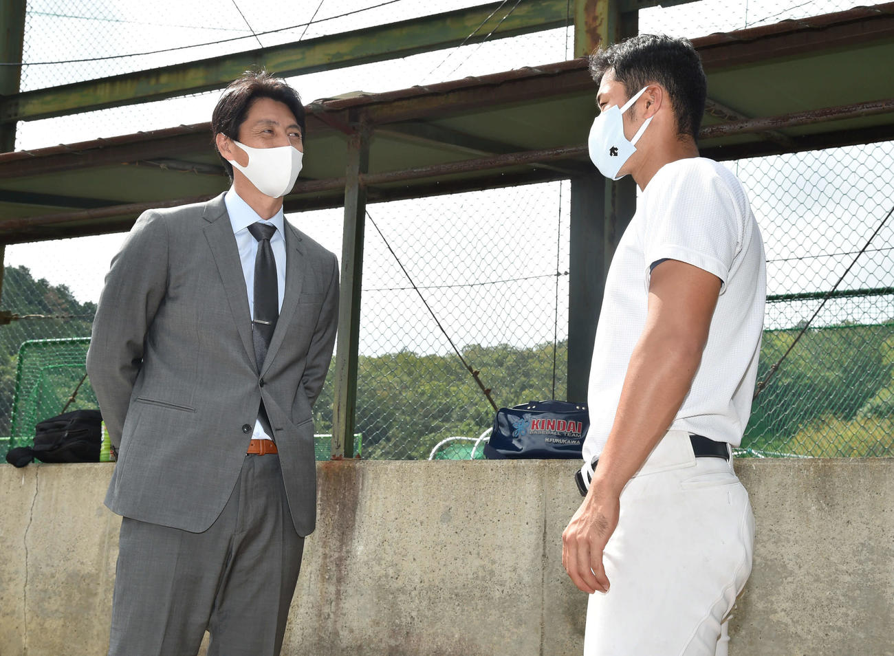 近大・佐藤輝明（右）と面談を行った広島・鞘師智也スカウト（撮影・岩下翔太）