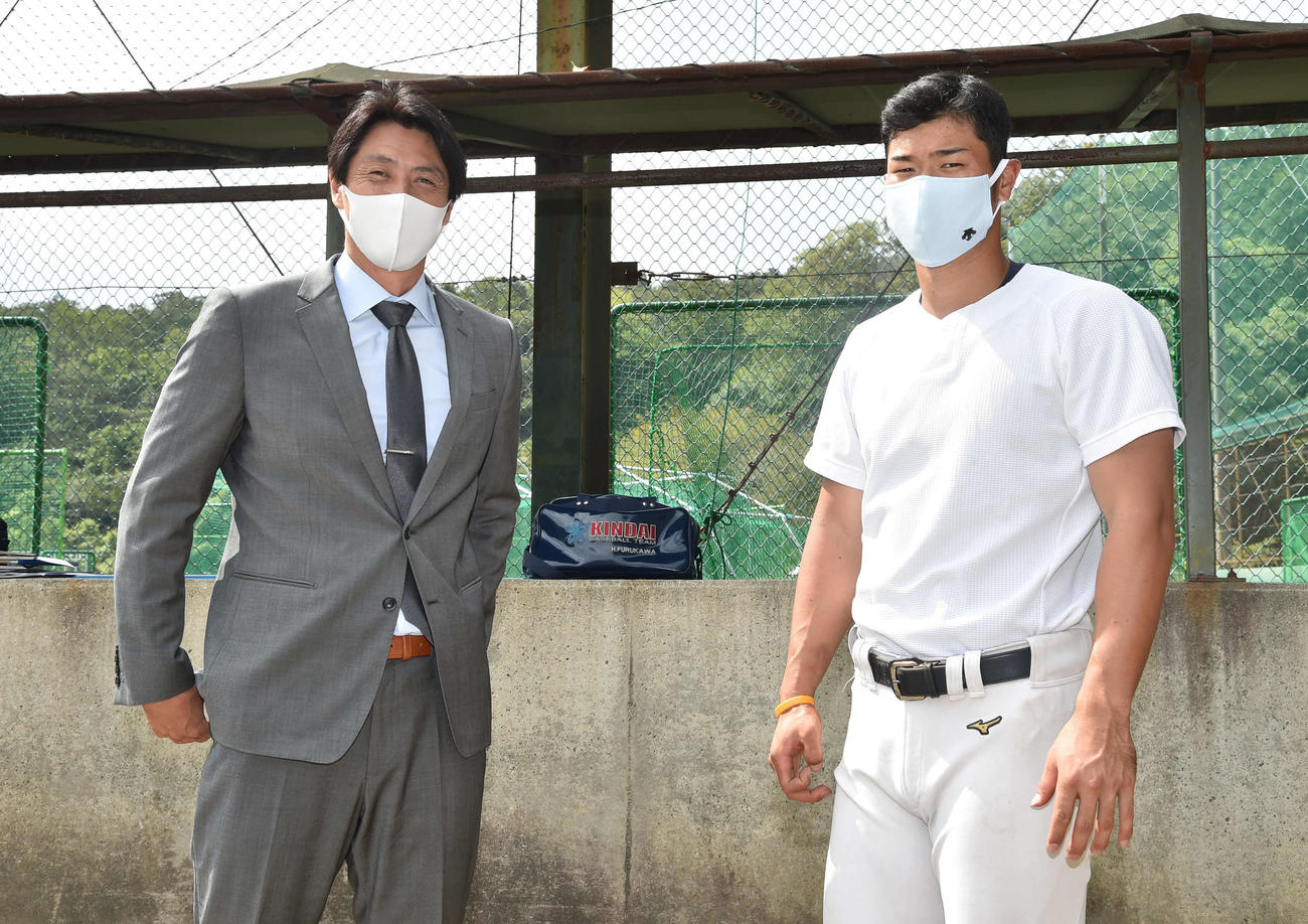 広島・鞘師智也スカウト（左）と面談を行った近大・佐藤輝明（撮影・岩下翔太）