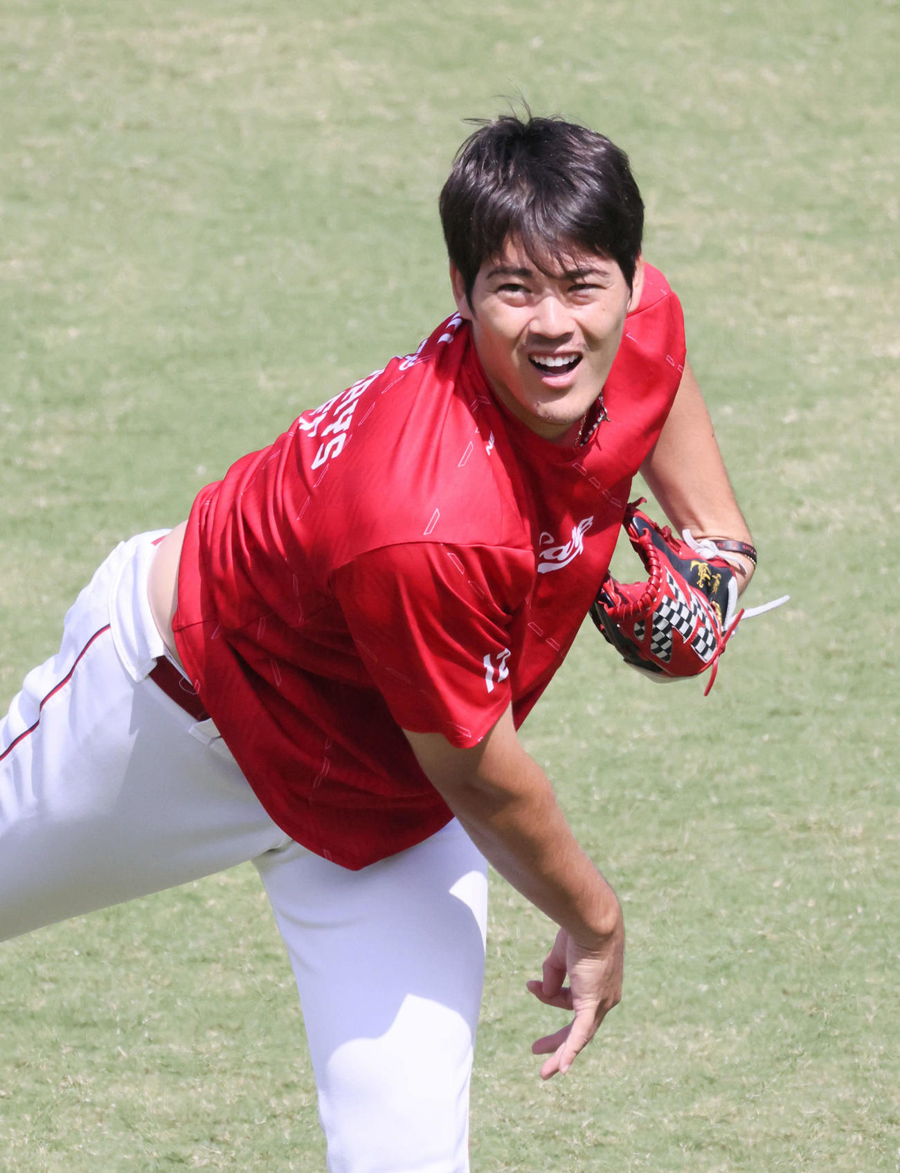 広島投手指名練習　キャッチボールをする九里（撮影・加藤孝規）