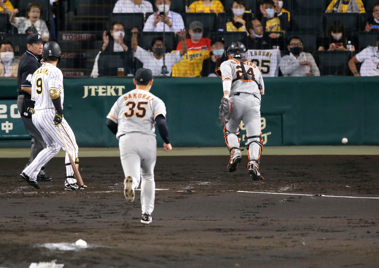 阪神対巨人20回戦　4回裏阪神無死二、三塁、打者高山俊の時、桜井俊貴はパスボールで失点する（撮影・上山淳一）