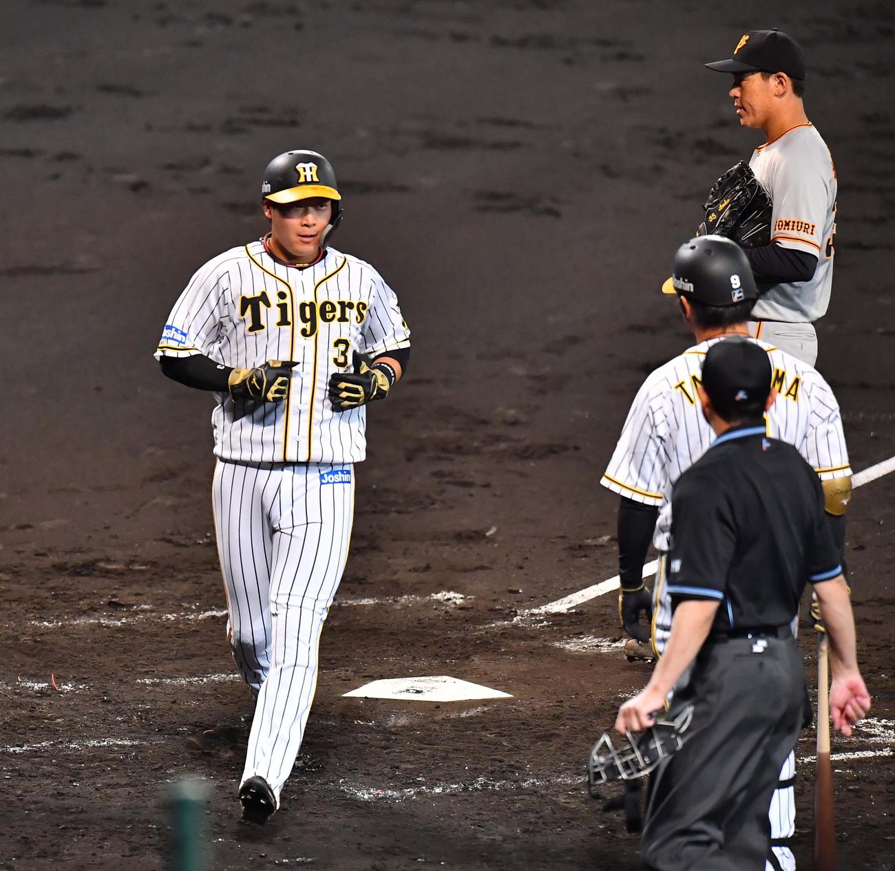 阪神対巨人20回戦　4回裏阪神無死二、三塁、打者高山俊の時、桜井俊貴はパスボールで失点する（撮影・上山淳一）